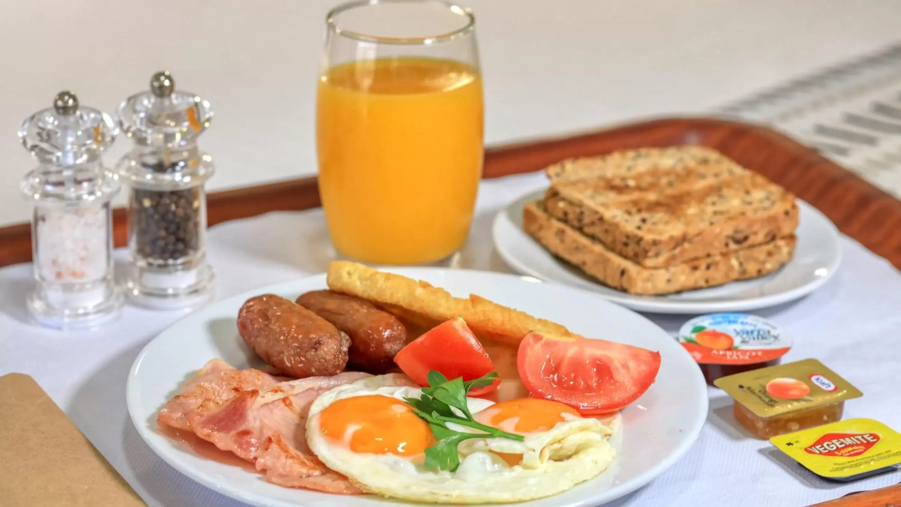 Breakfast in Hamilton Henry Parkes Motor Inn
