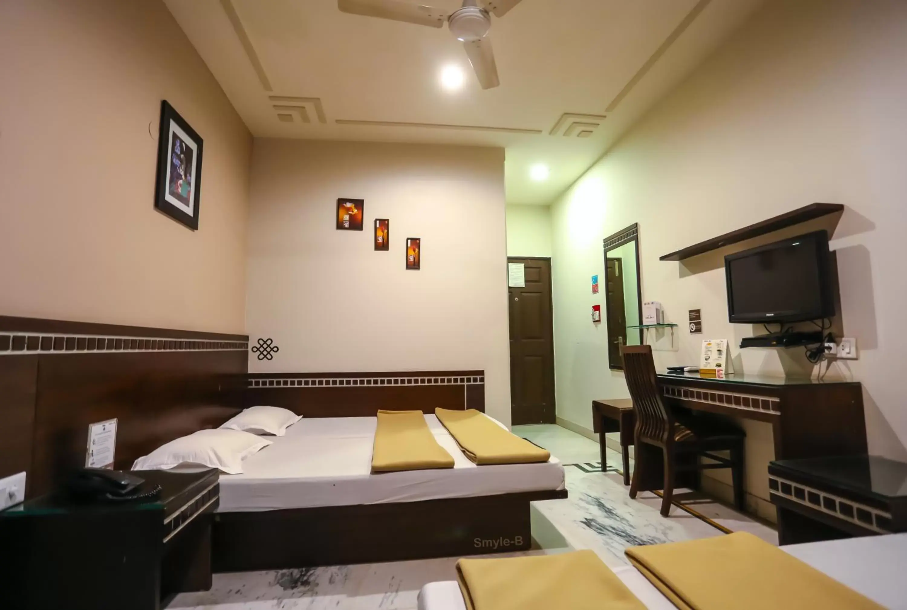 Communal lounge/ TV room, Bed in Smyle Inn - Best Value Hotel near New Delhi Station