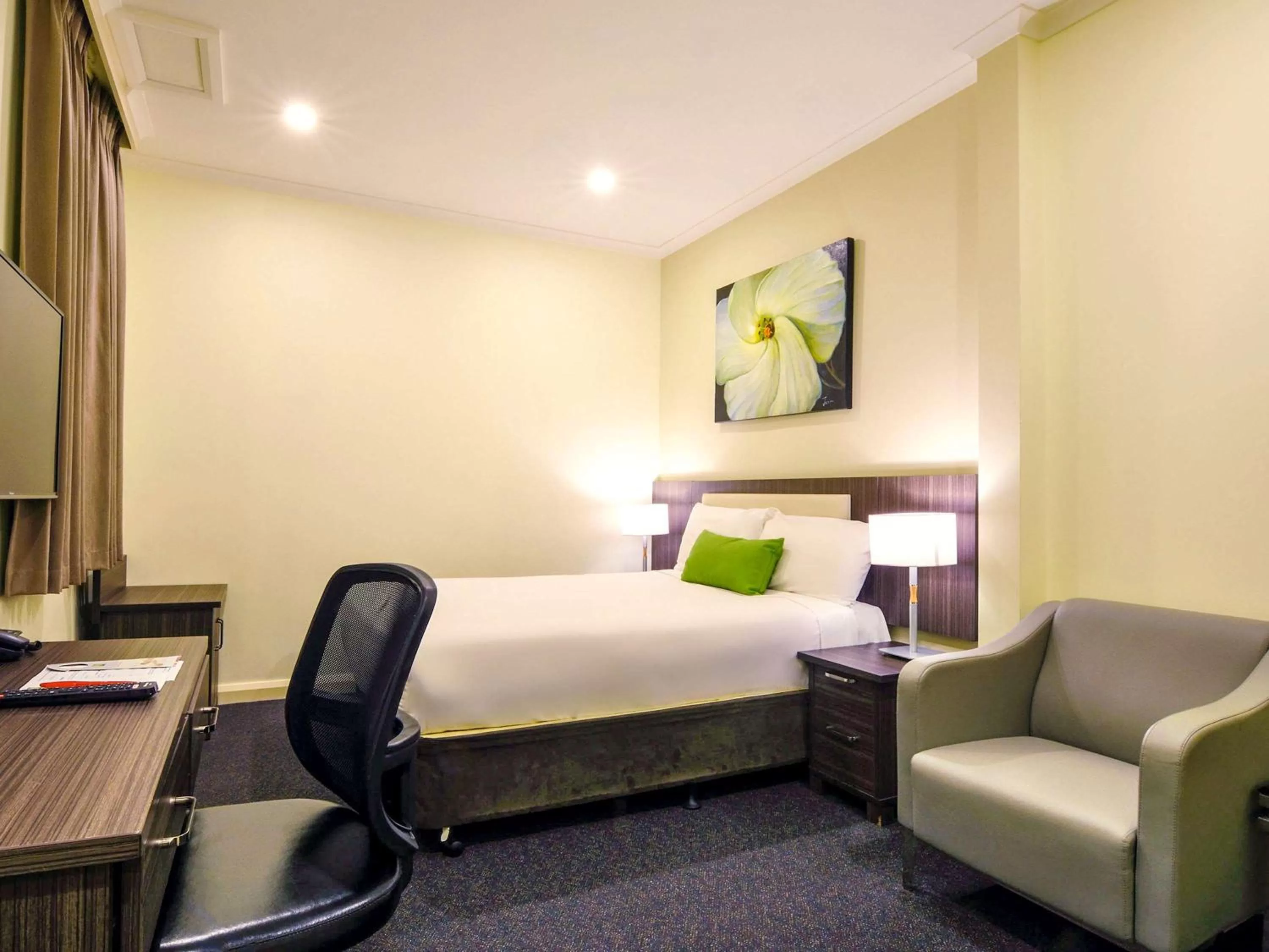 Photo of the whole room, Bed in ibis Styles Kingsgate Hotel