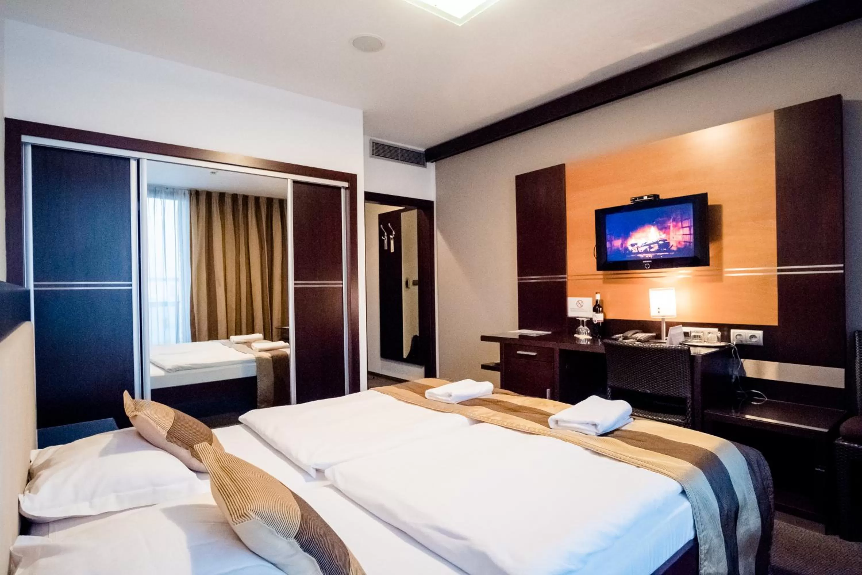 Photo of the whole room, Bed in Hotel Dolphin - Adult friendly