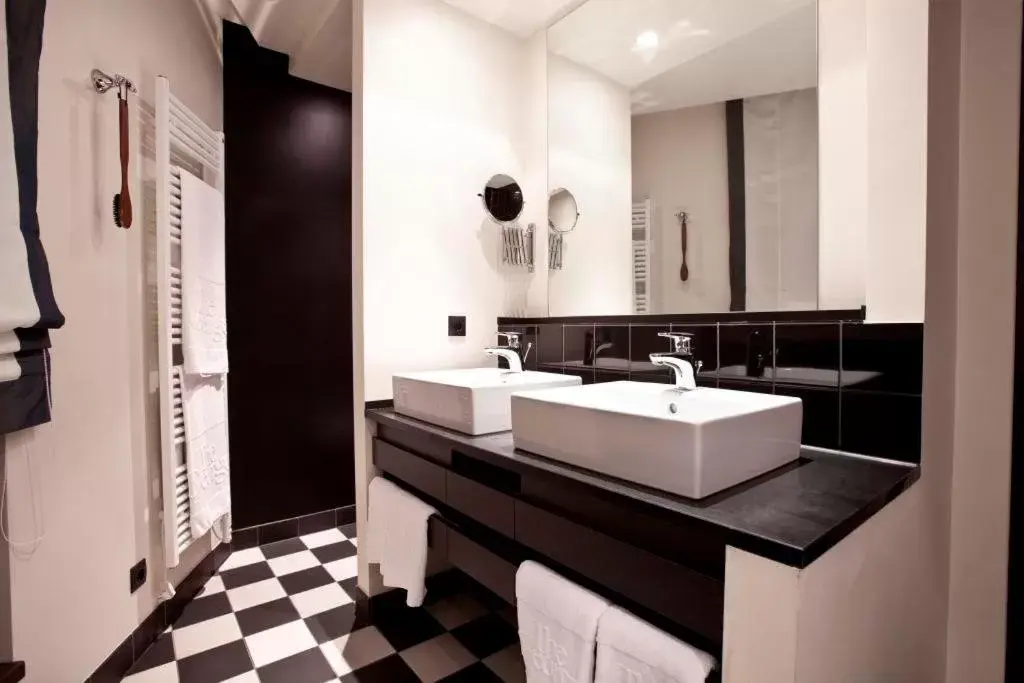 Bathroom in The George Hamburg