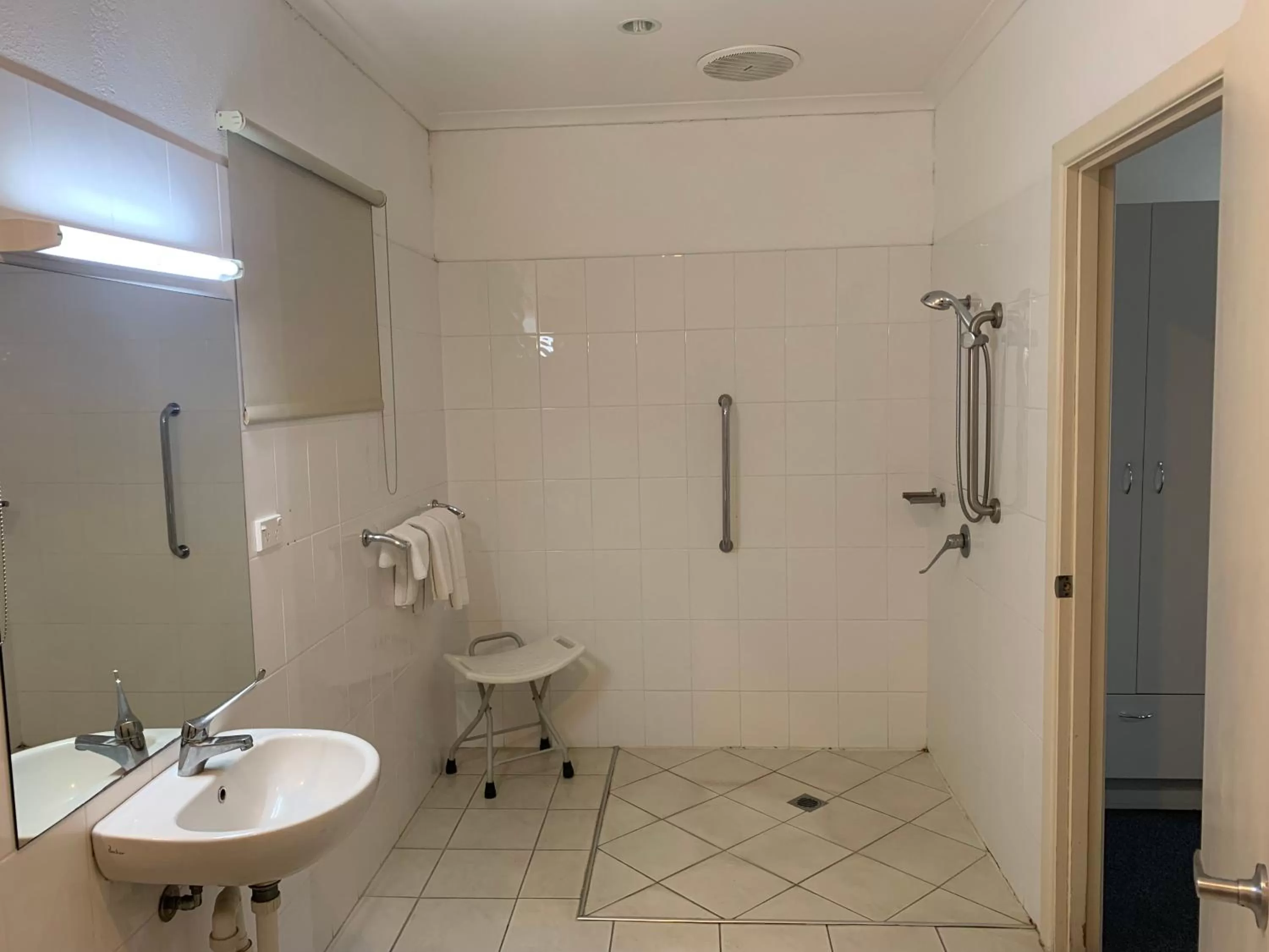 Shower in Artesian Spa Motel