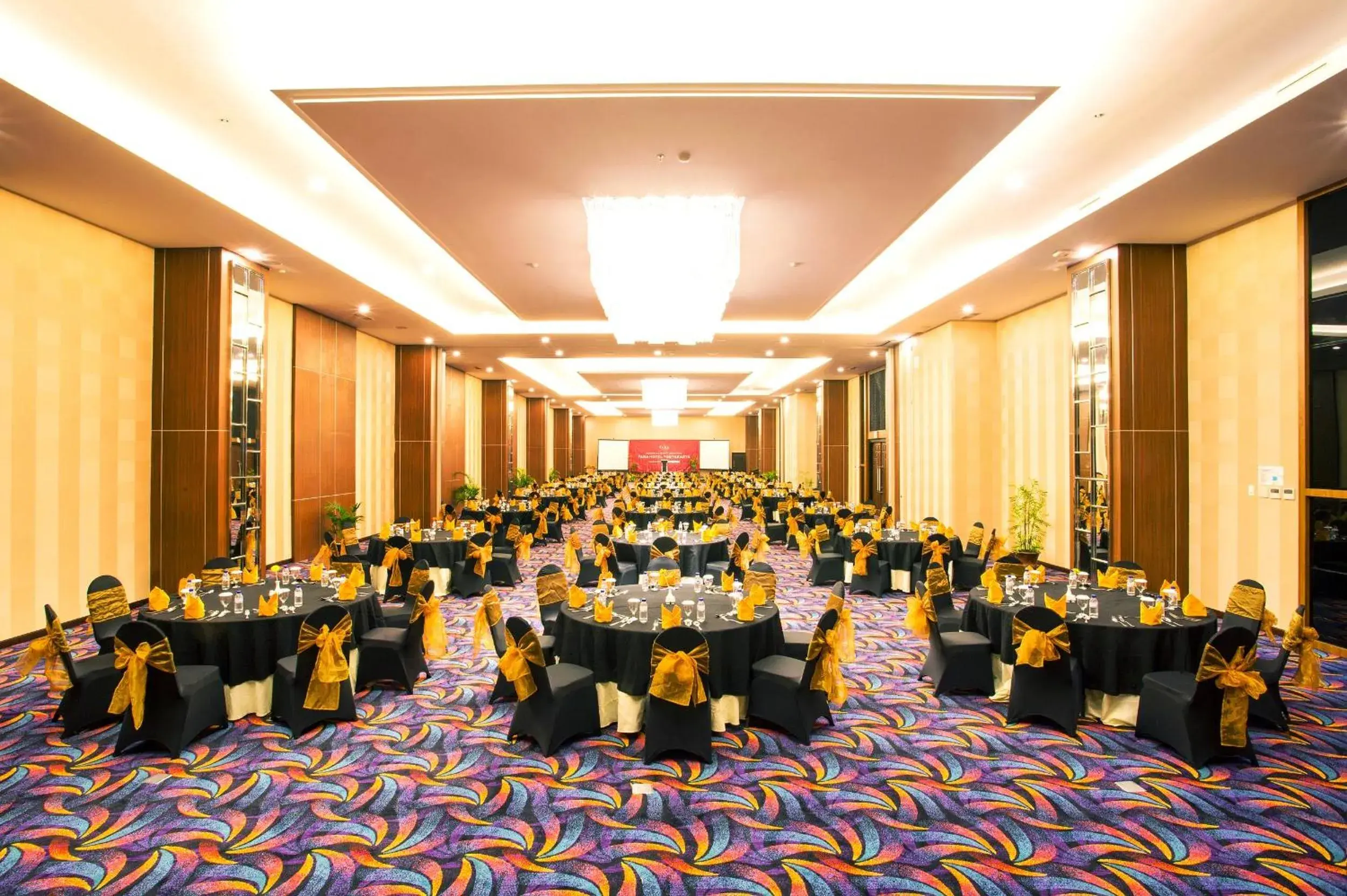 Meeting/conference room, Restaurant/Places to Eat in Tara Hotel Yogyakarta