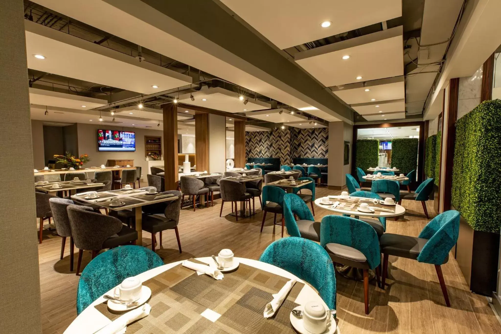 Restaurant/places to eat in Holiday Inn Toronto Downtown Centre by IHG Restaurant/places to eat in Holiday Inn Toronto Downtown Centre by IHG