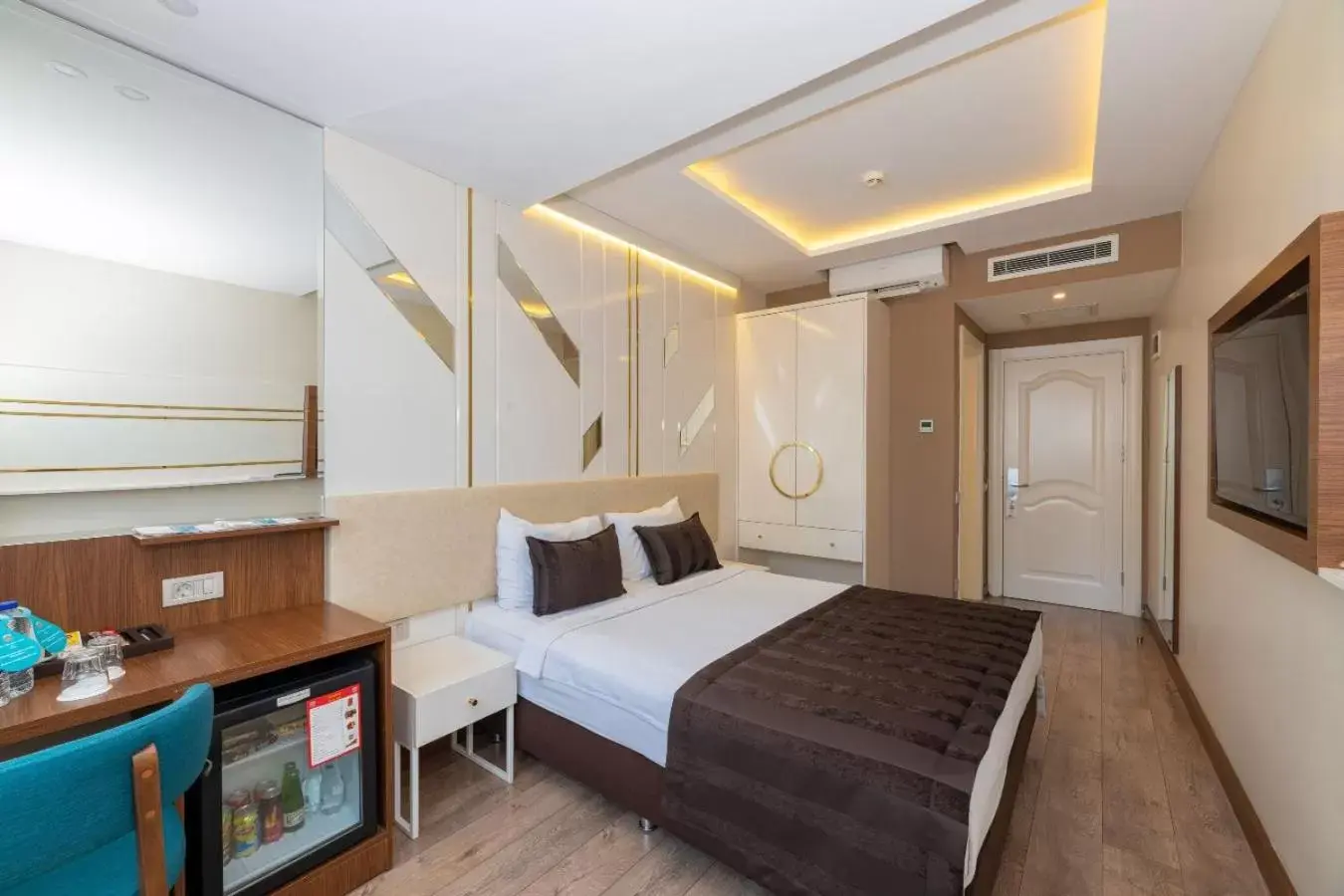 Bathroom, Bed in The Byzantium Suites Hotel & Spa