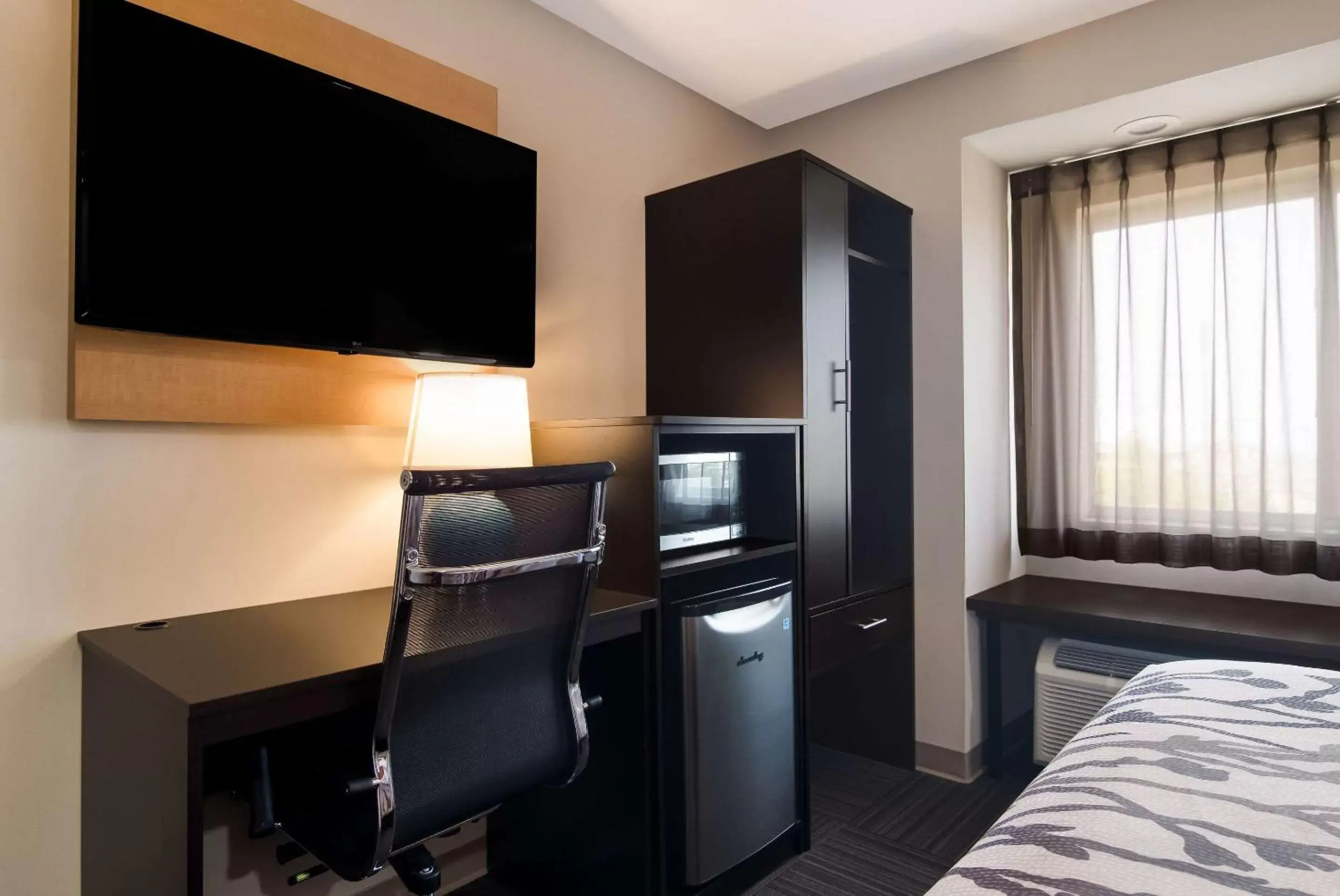 Bedroom, TV/Entertainment Center in Sleep Inn Erie by Choice