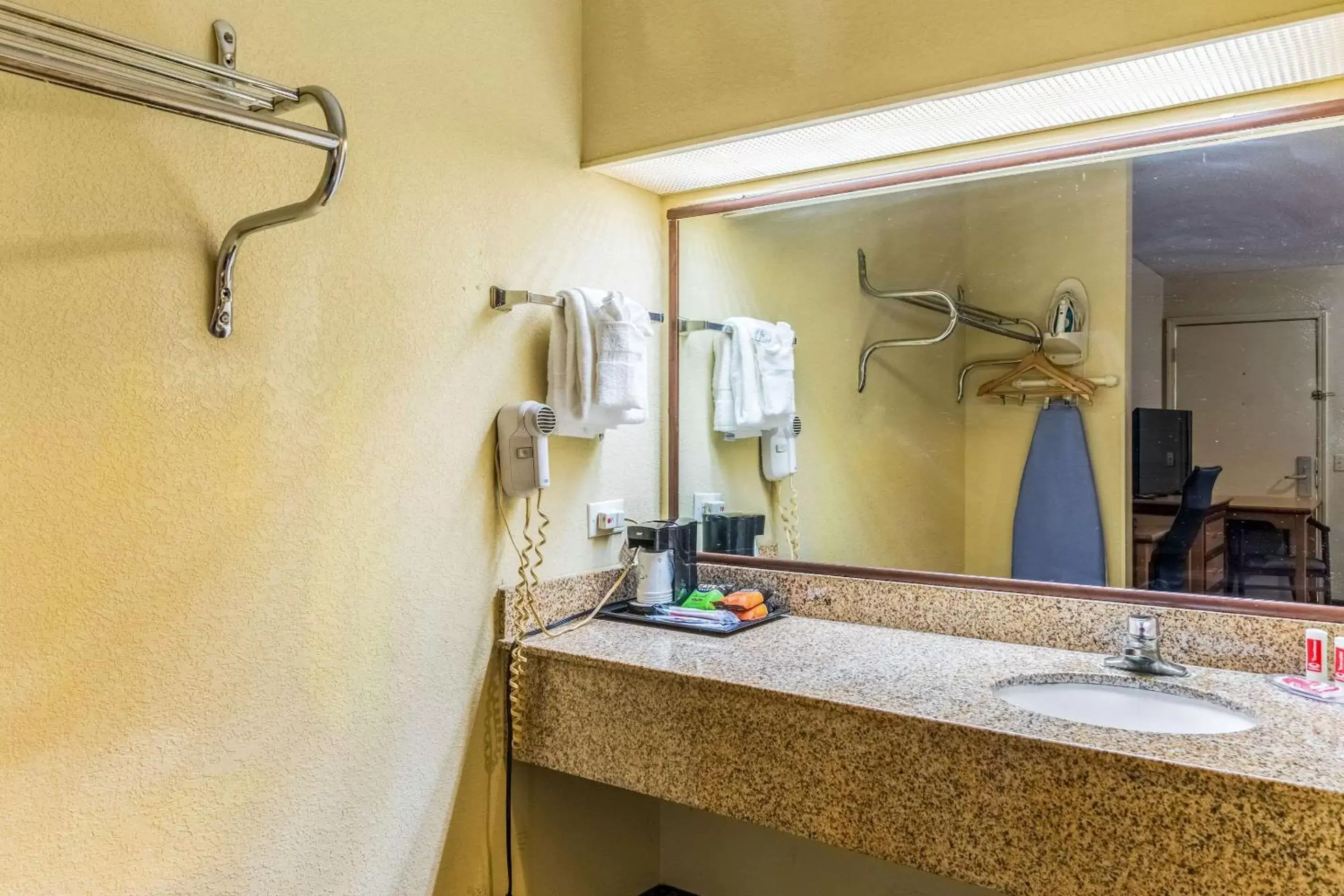 Bedroom, Bathroom in Econo Lodge Whiteville