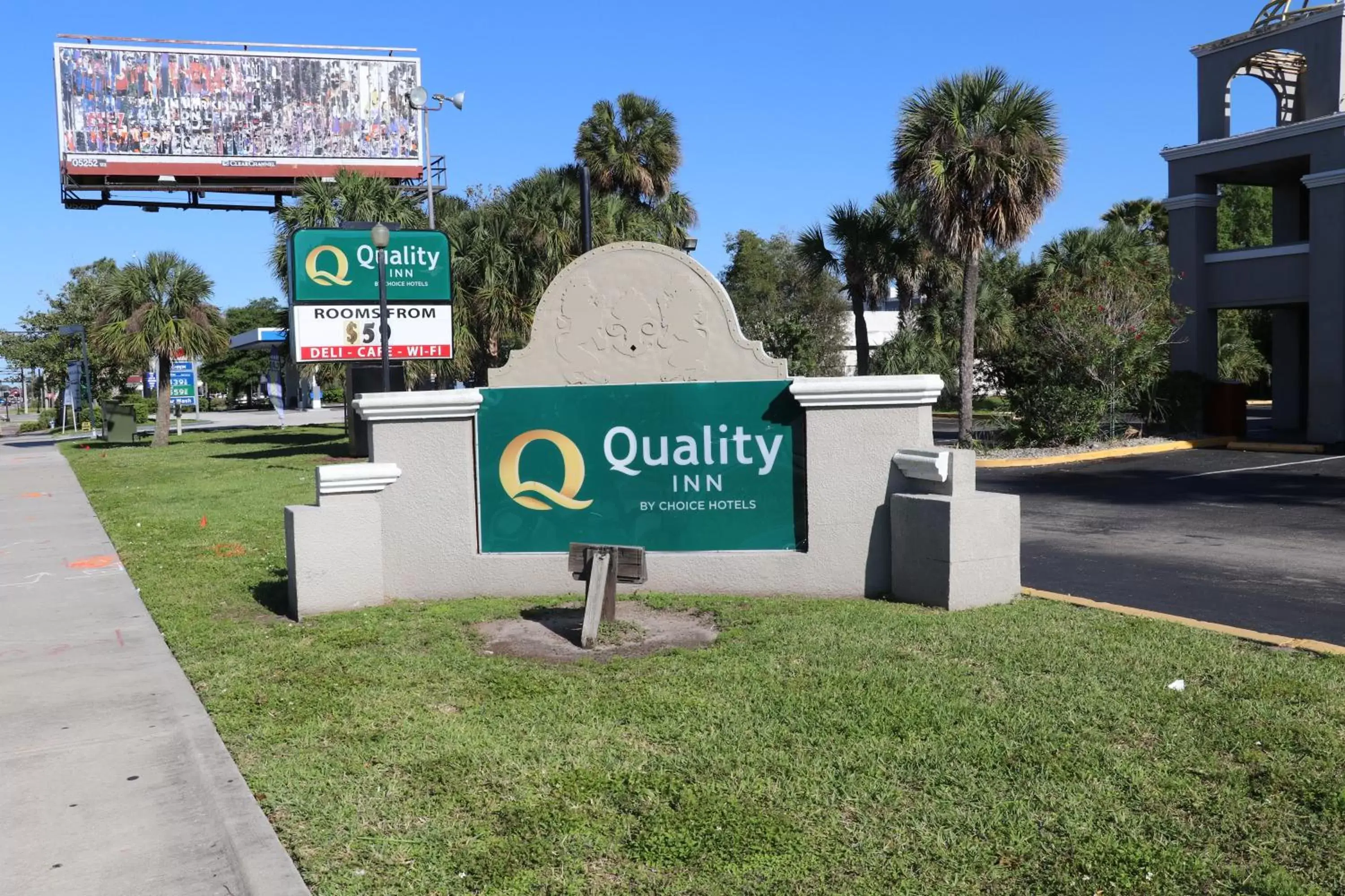 Property building, Property Logo/Sign in Quality Inn Orlando-Near Universal Blvd