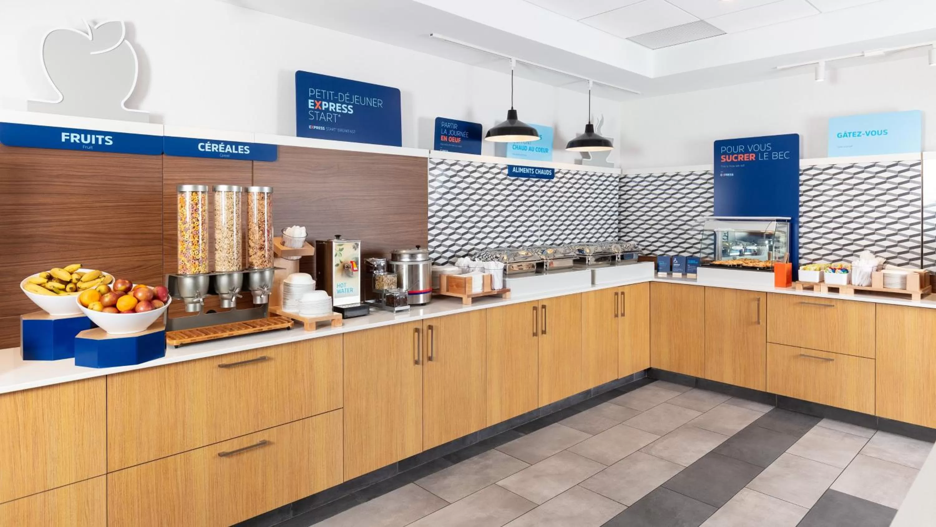 Breakfast in Holiday Inn Express Quebec City-Sainte Foy by IHG