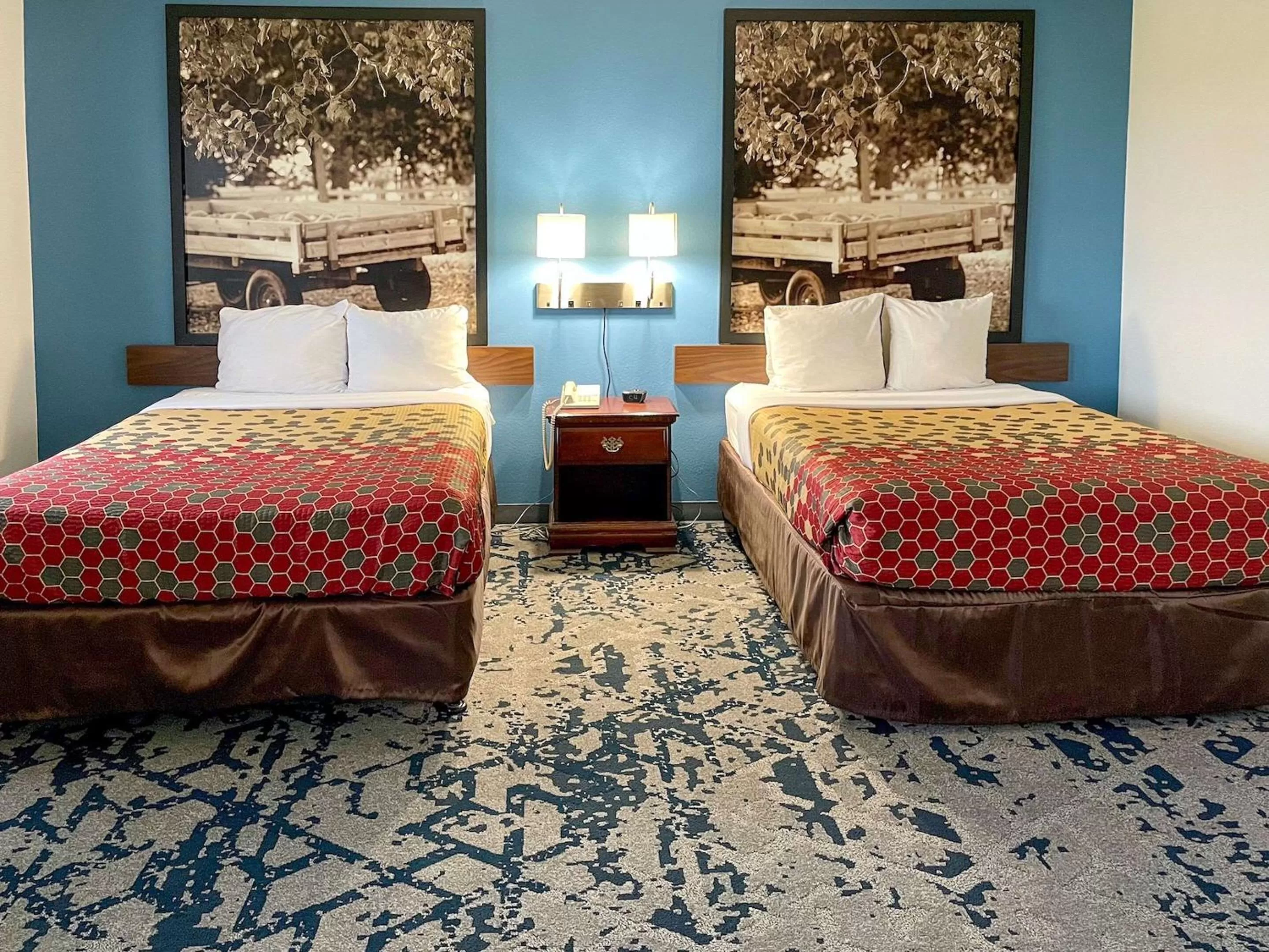 Photo of the whole room, Bed in Lamoni Inn & Suites