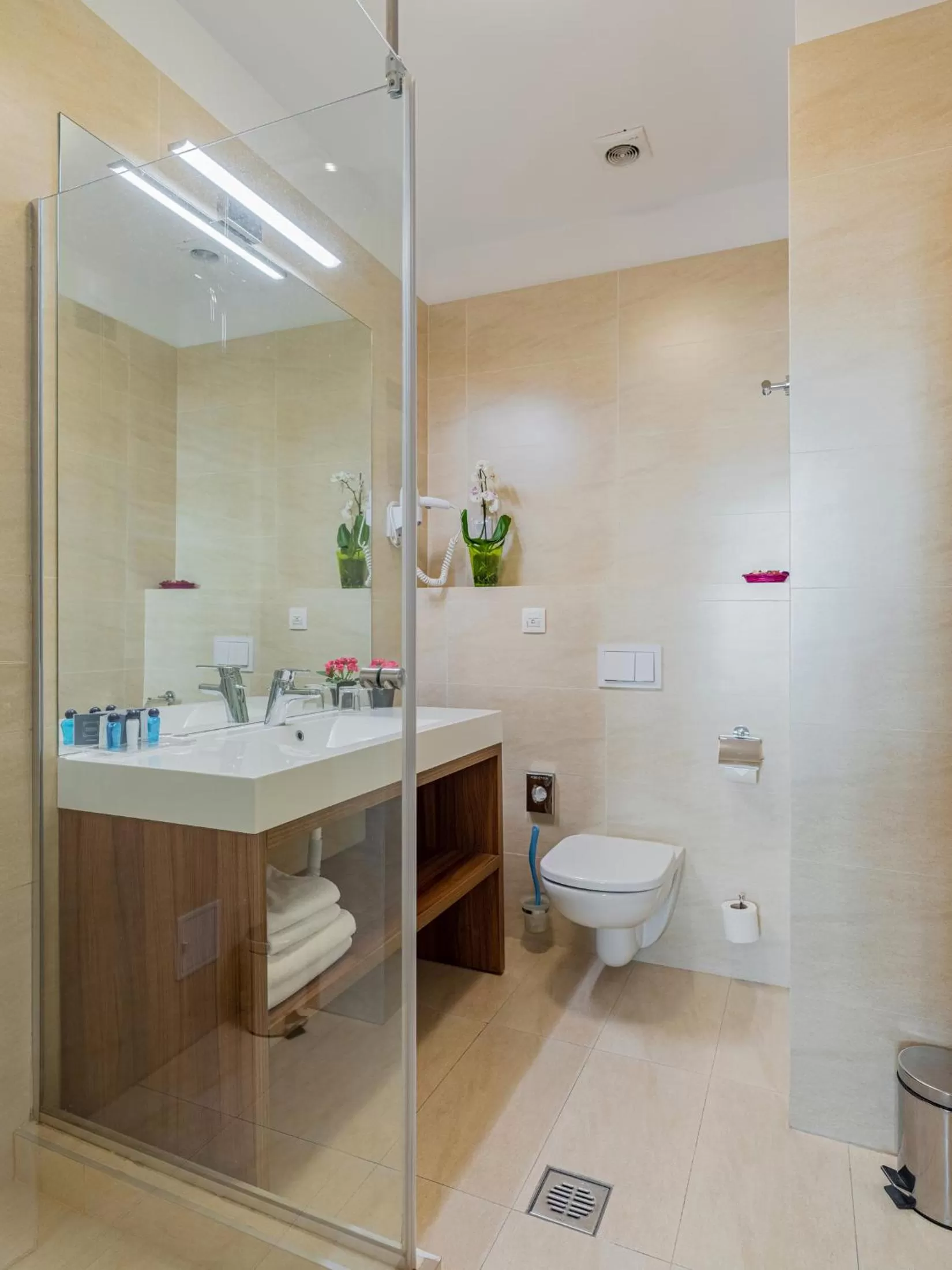 Shower in Concorde Old Bucharest Hotel