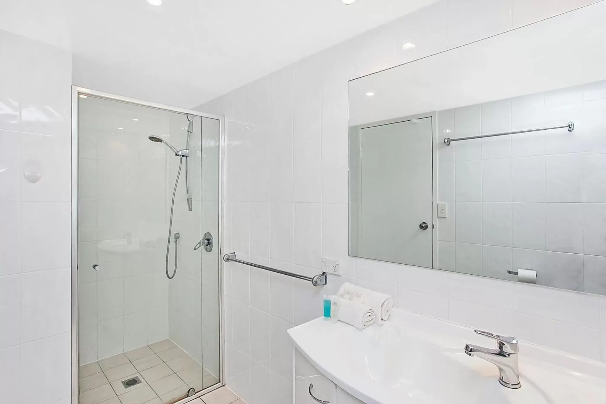 Bathroom in Solnamara Beachfront Apartments