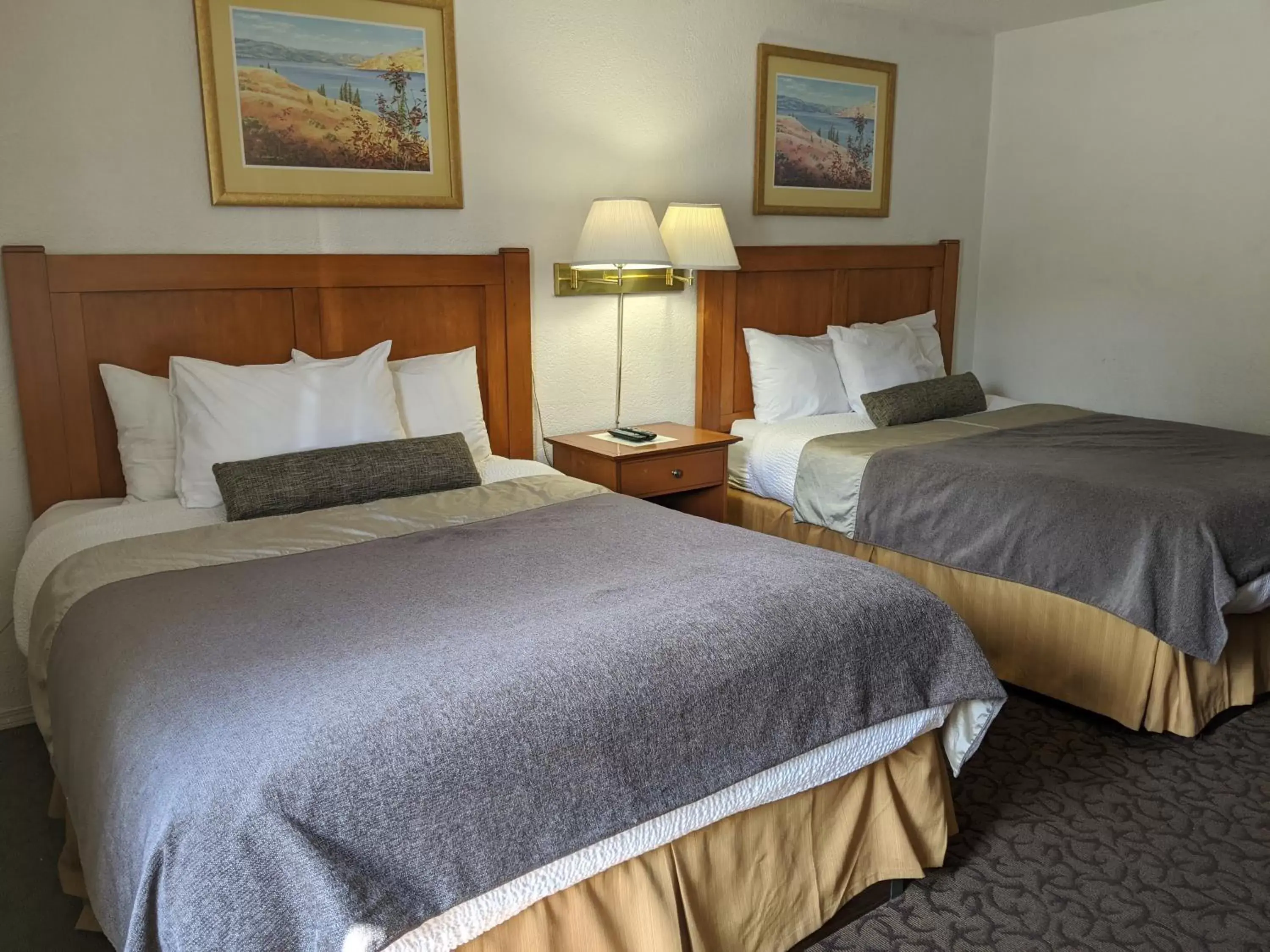 Bed in Howard Johnson by Wyndham Downtown Kamloops