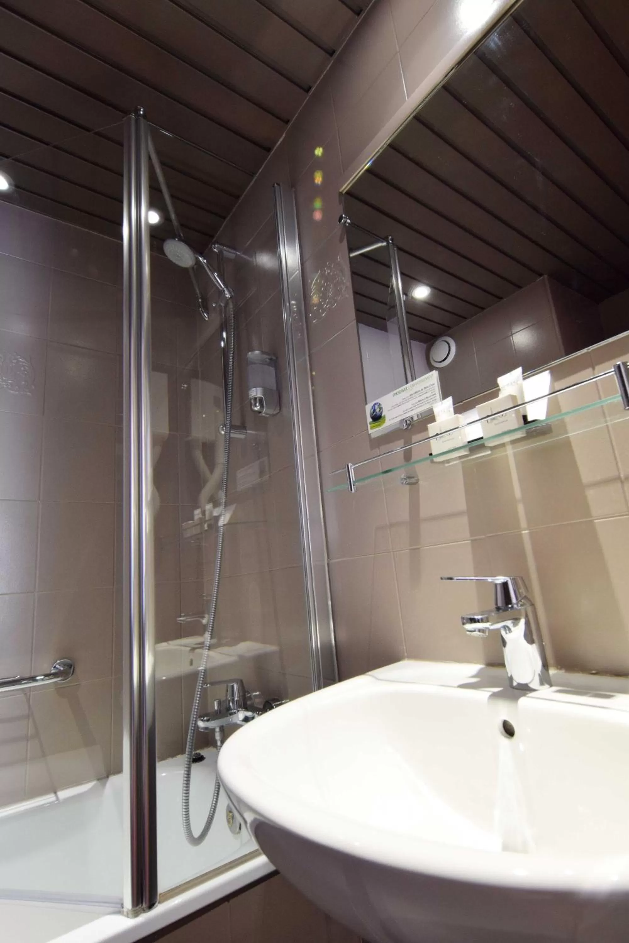 Bathroom in Alyss Saphir Cambronne Eiffel