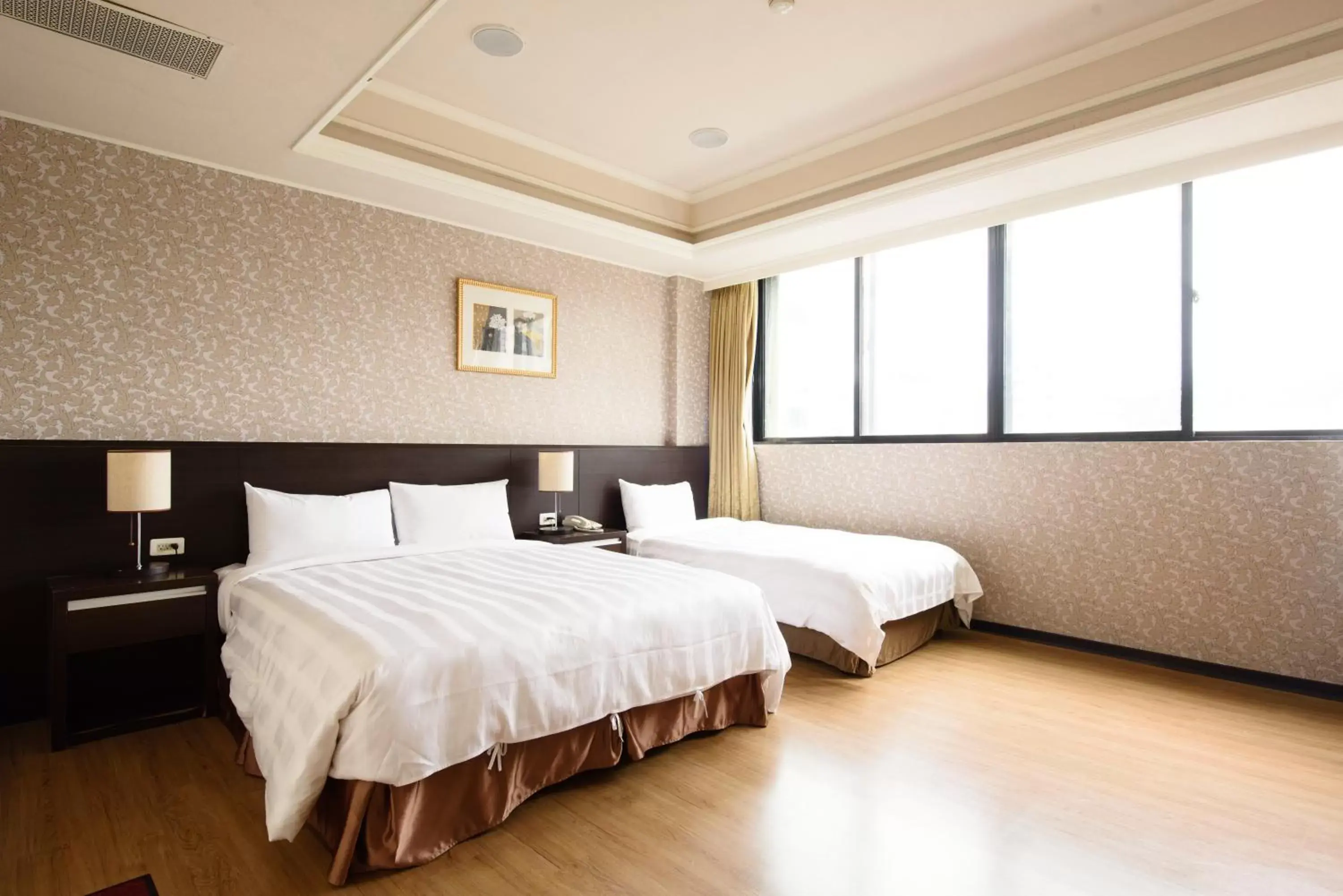 Photo of the whole room, Bed in Herhuan Hotel