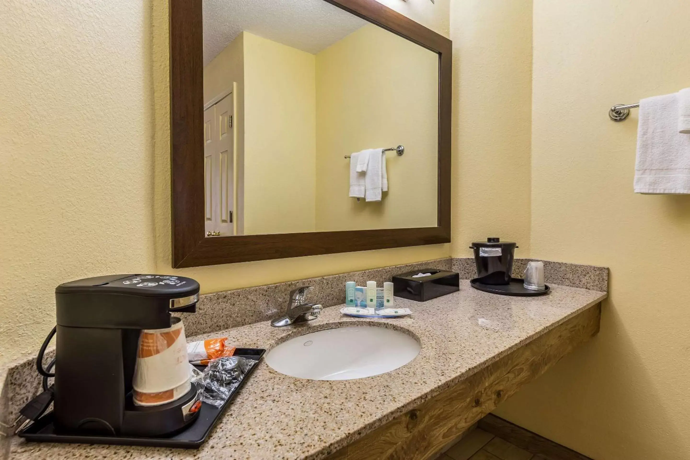 Photo of the whole room, Bathroom in Quality Inn Clemson near University