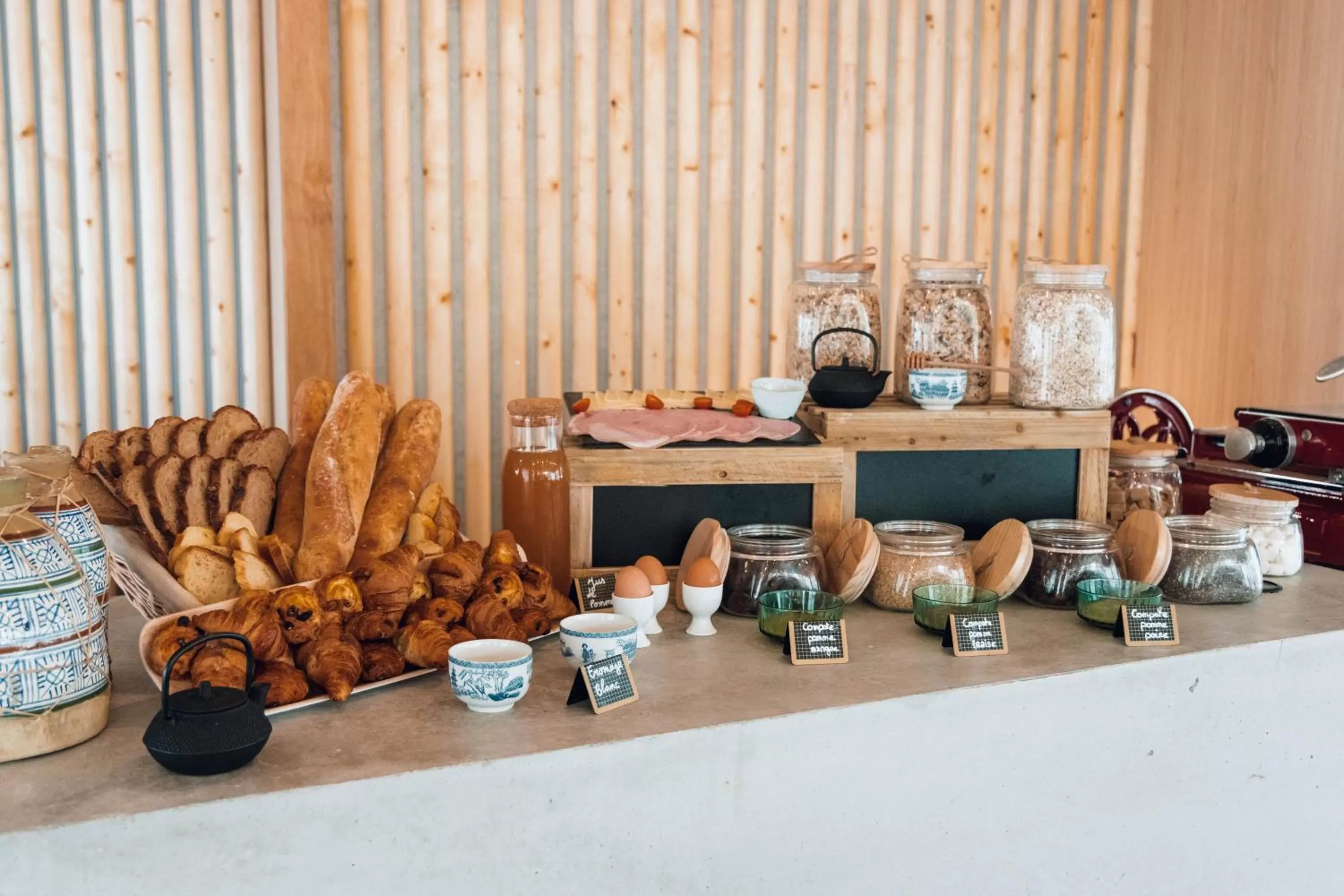 Food and drinks in greet Hotel La Rochelle Centre