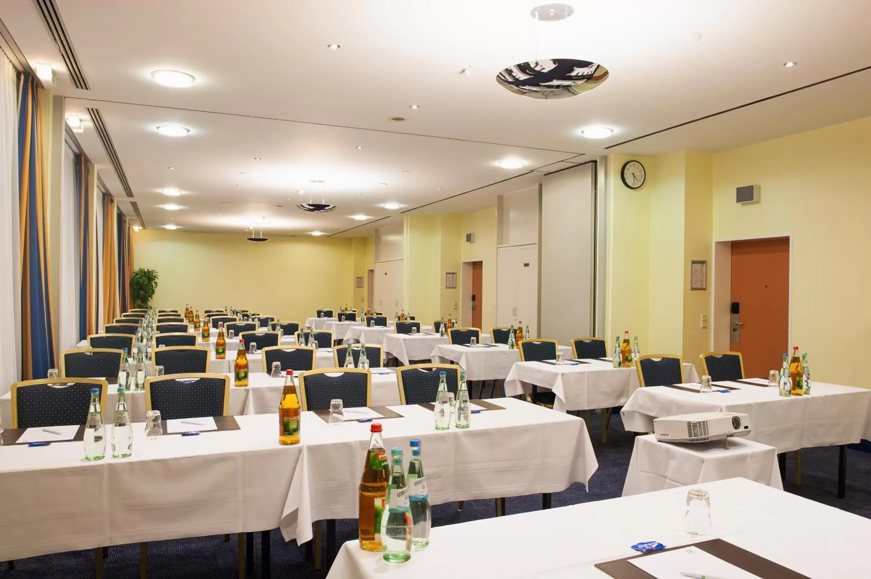 Meeting/conference room in Holiday Inn München Süd, an IHG Hotel