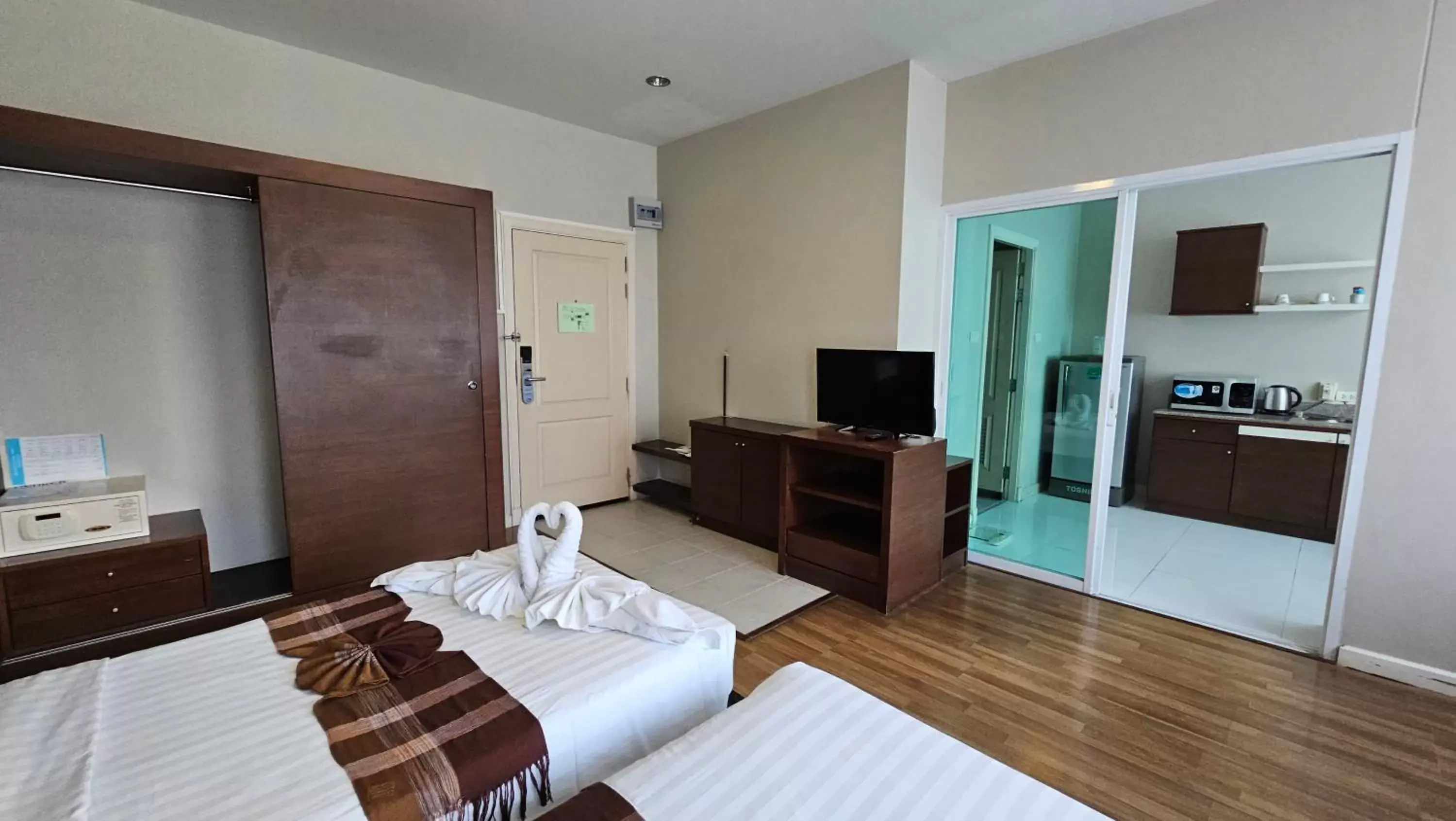 Bed, TV/Entertainment Center in Baiyoke Ciao Hotel