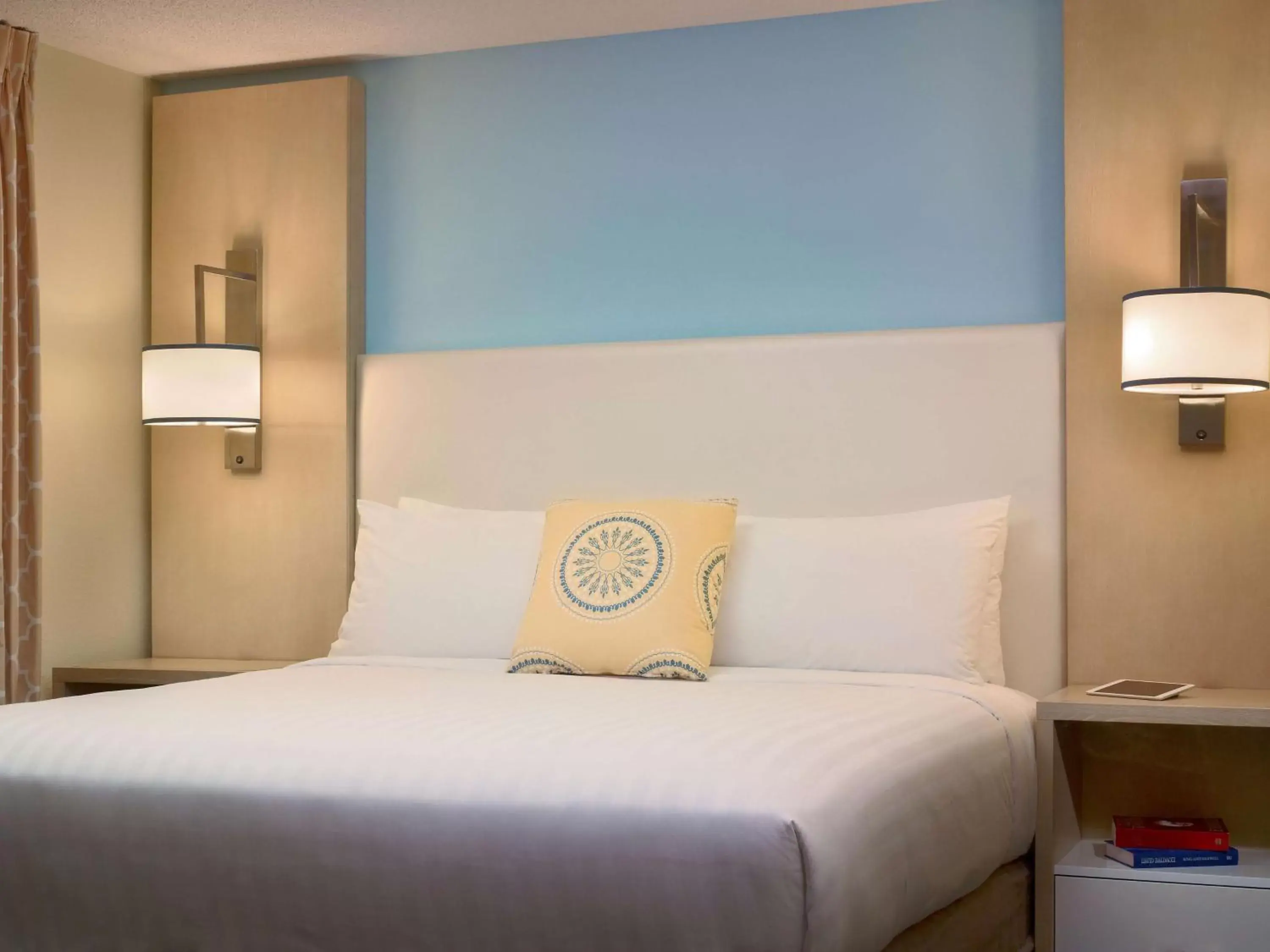 Photo of the whole room, Bed in Sonesta ES Suites Columbus Dublin