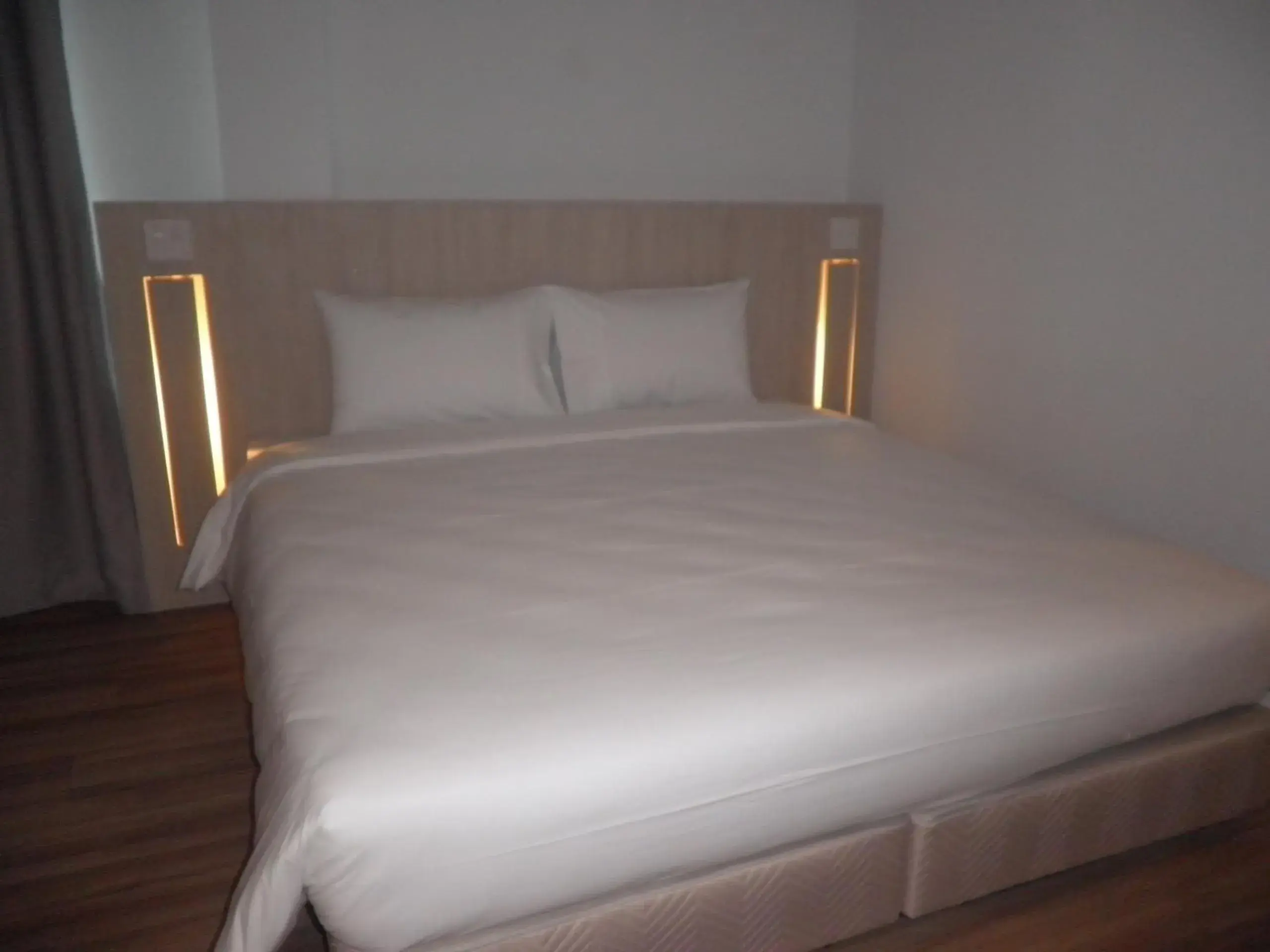 Photo of the whole room, Bed in Rezt Bangkok