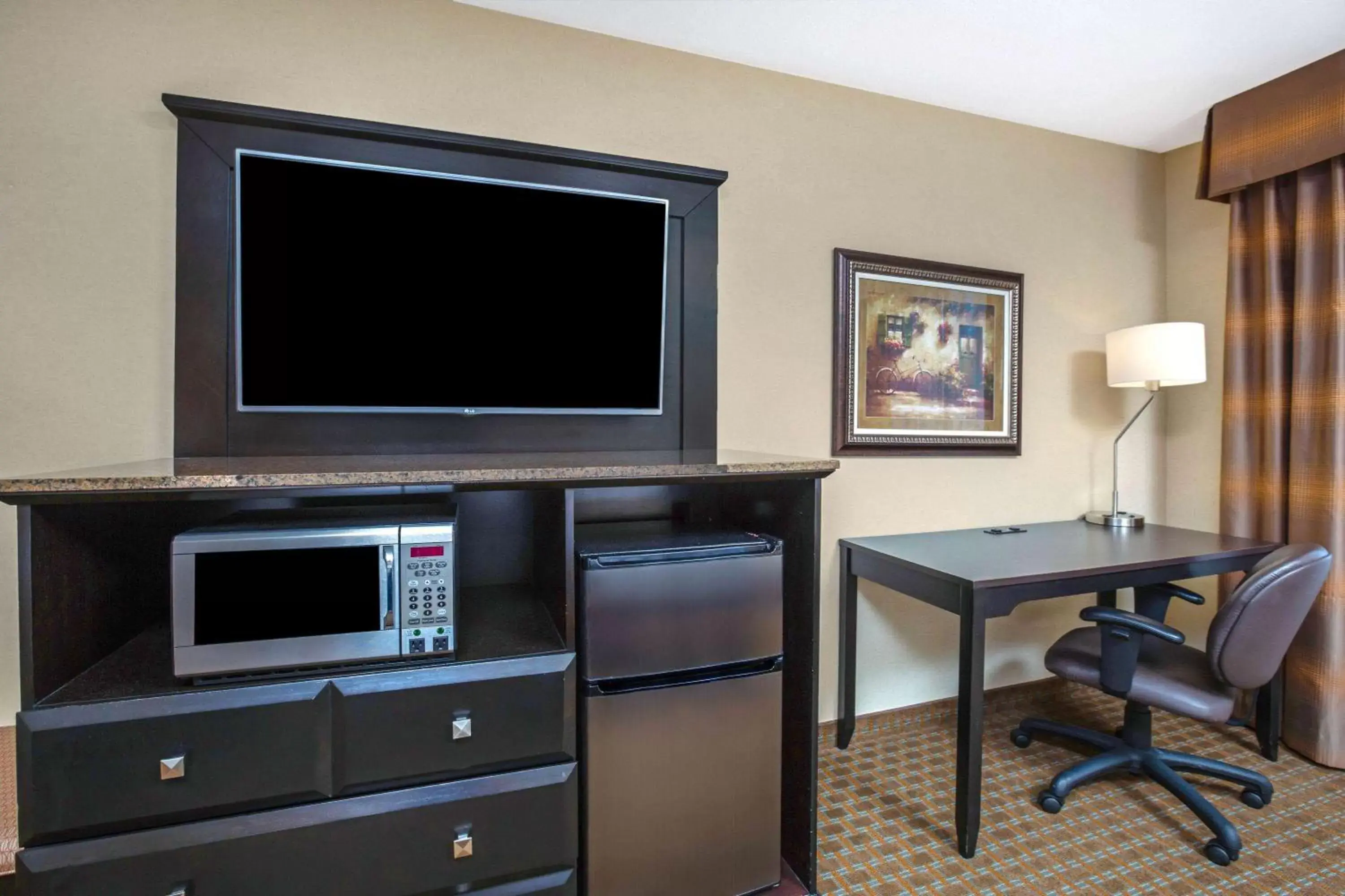 Photo of the whole room, TV/Entertainment Center in La Quinta by Wyndham Paso Robles