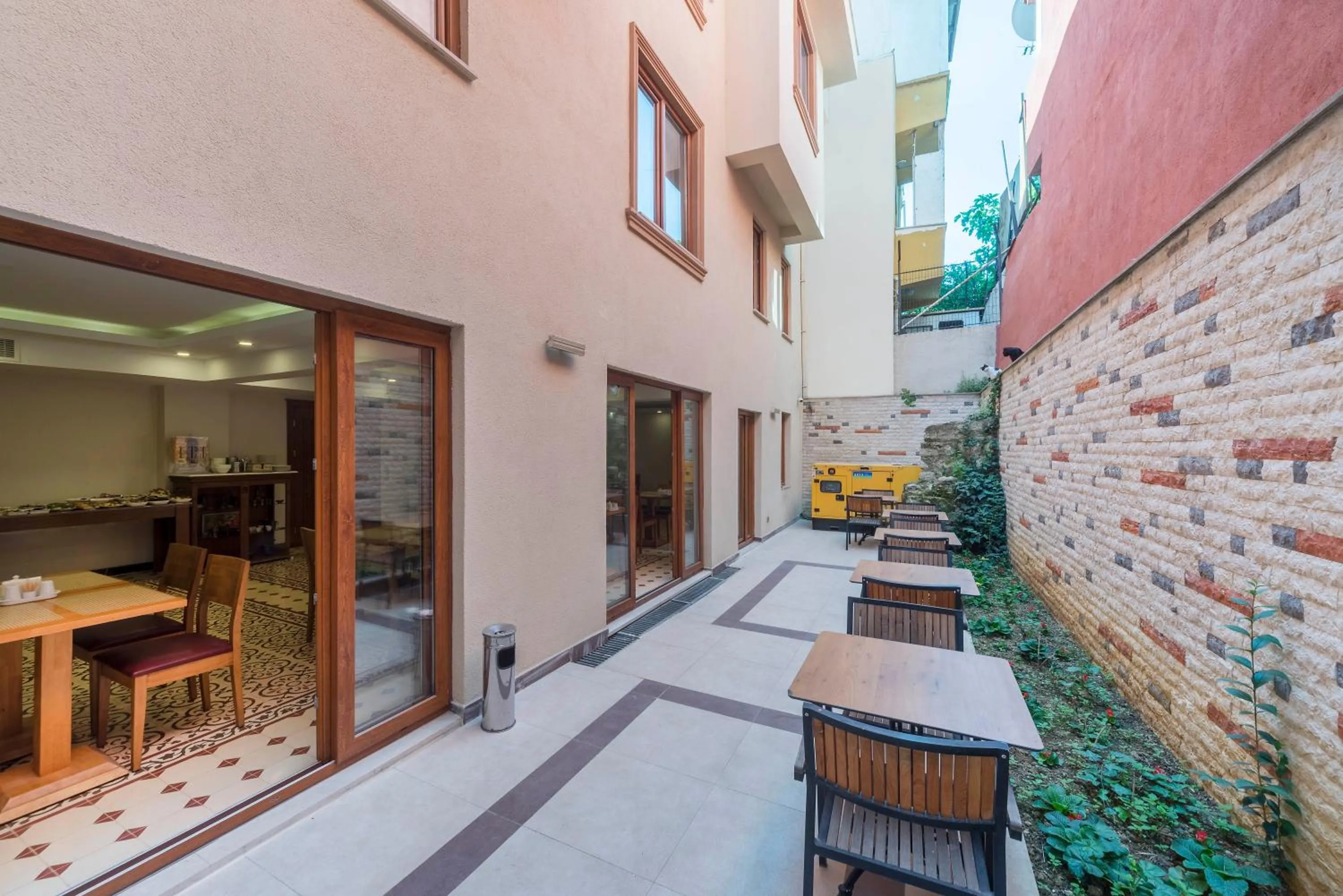 Restaurant/places to eat in Lalinn Hotel