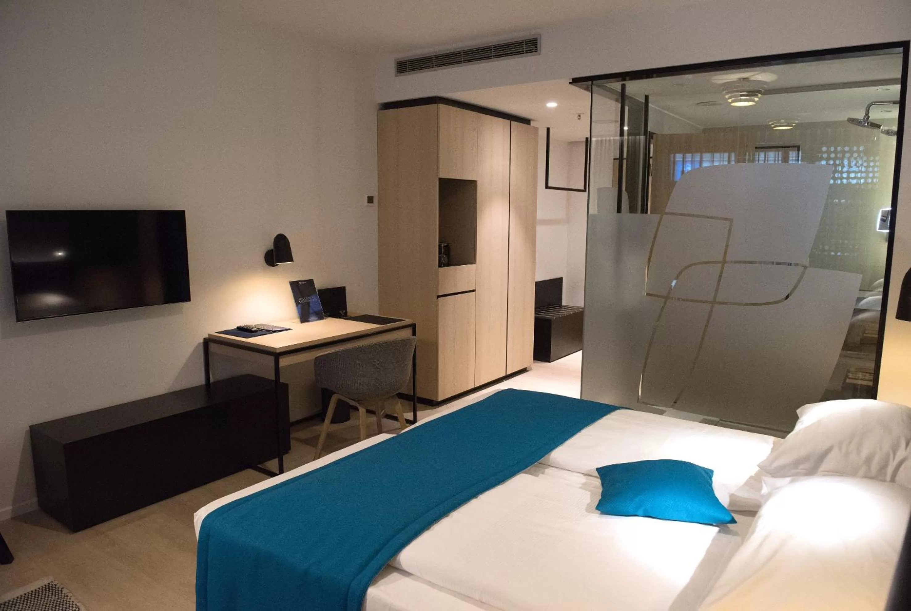 Bedroom, Bed in Radisson Blu Hotel, Mannheim