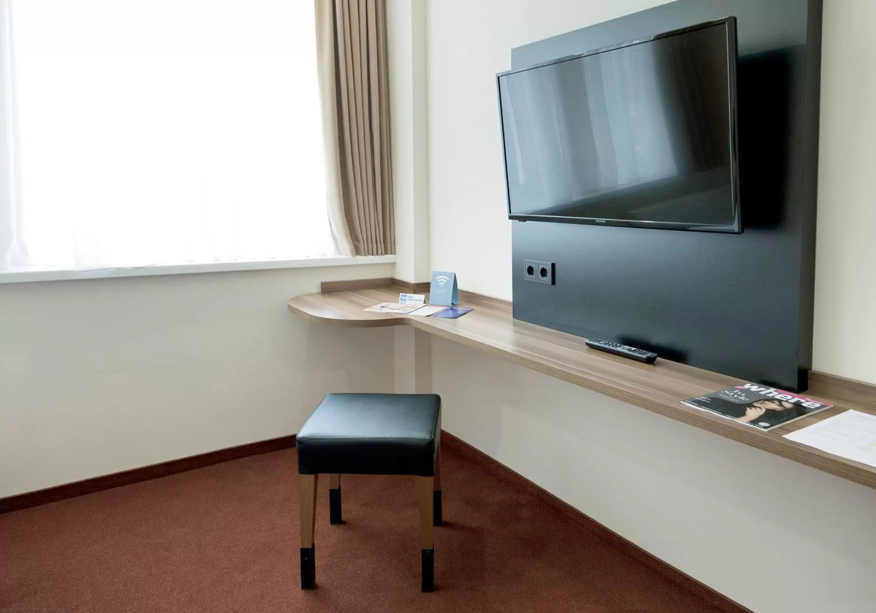 Photo of the whole room, TV/Entertainment Center in IBB Hotel Berlin-Airport