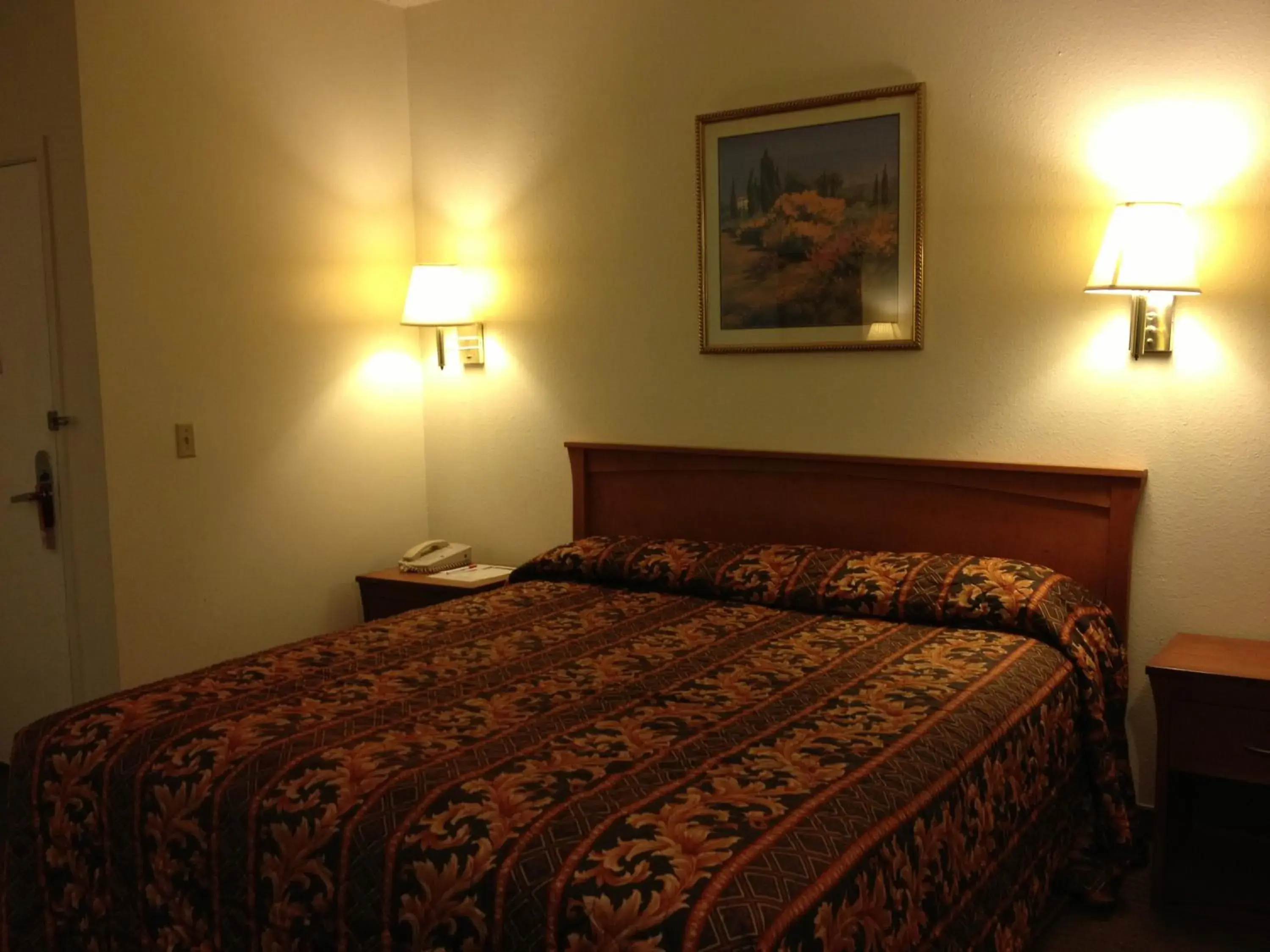 Photo of the whole room, Bed in Riverside Inn & Suites