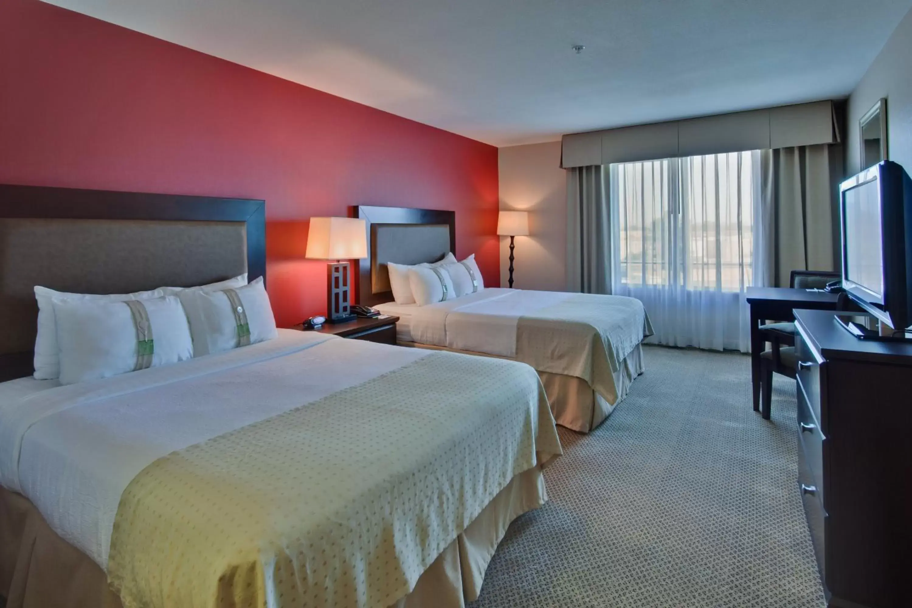 Photo of the whole room, Bed in Holiday Inn Hotel & Suites Bakersfield, an IHG Hotel