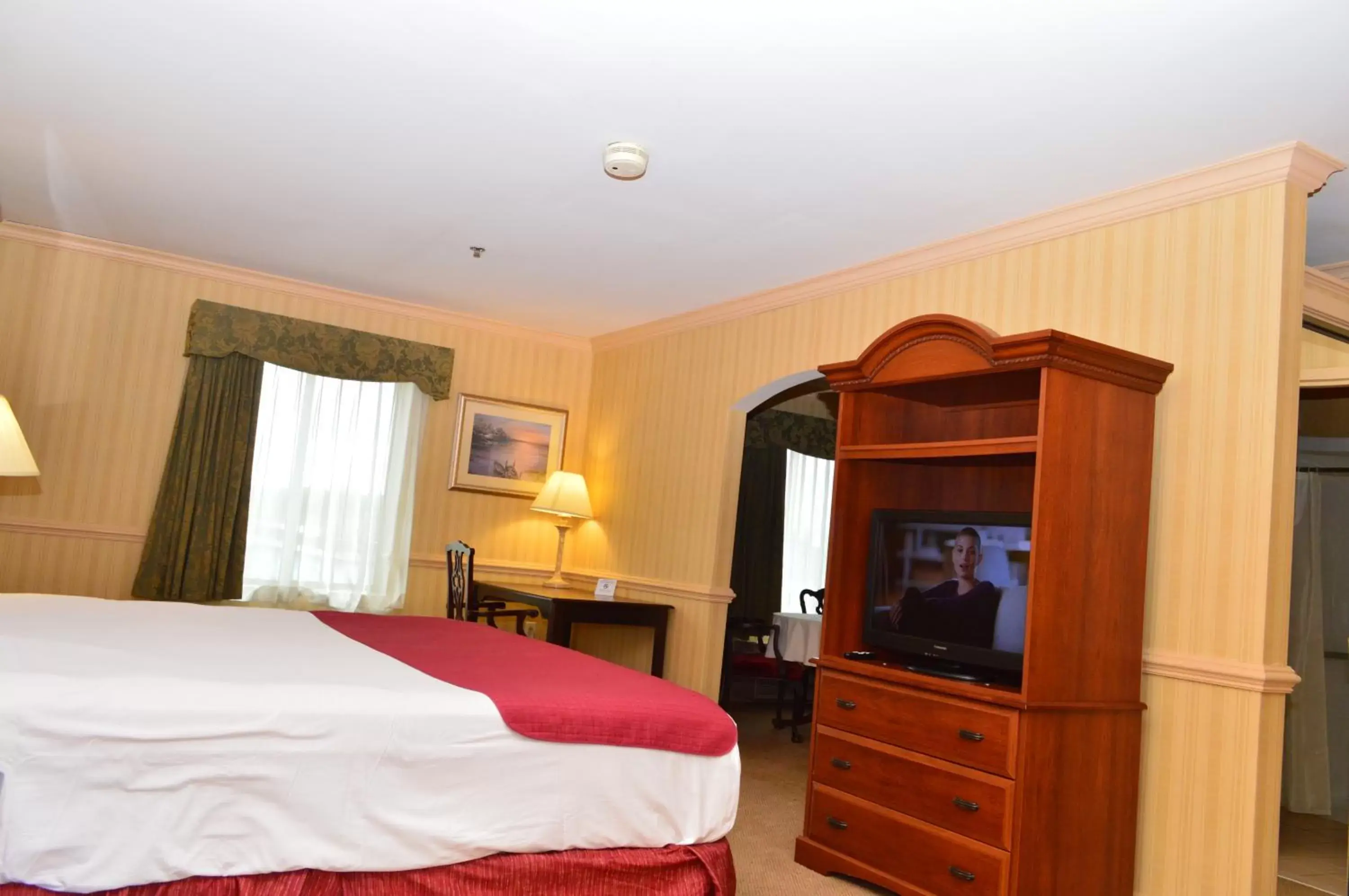 Bathroom, TV/Entertainment Center in Manchester Inn & Suites