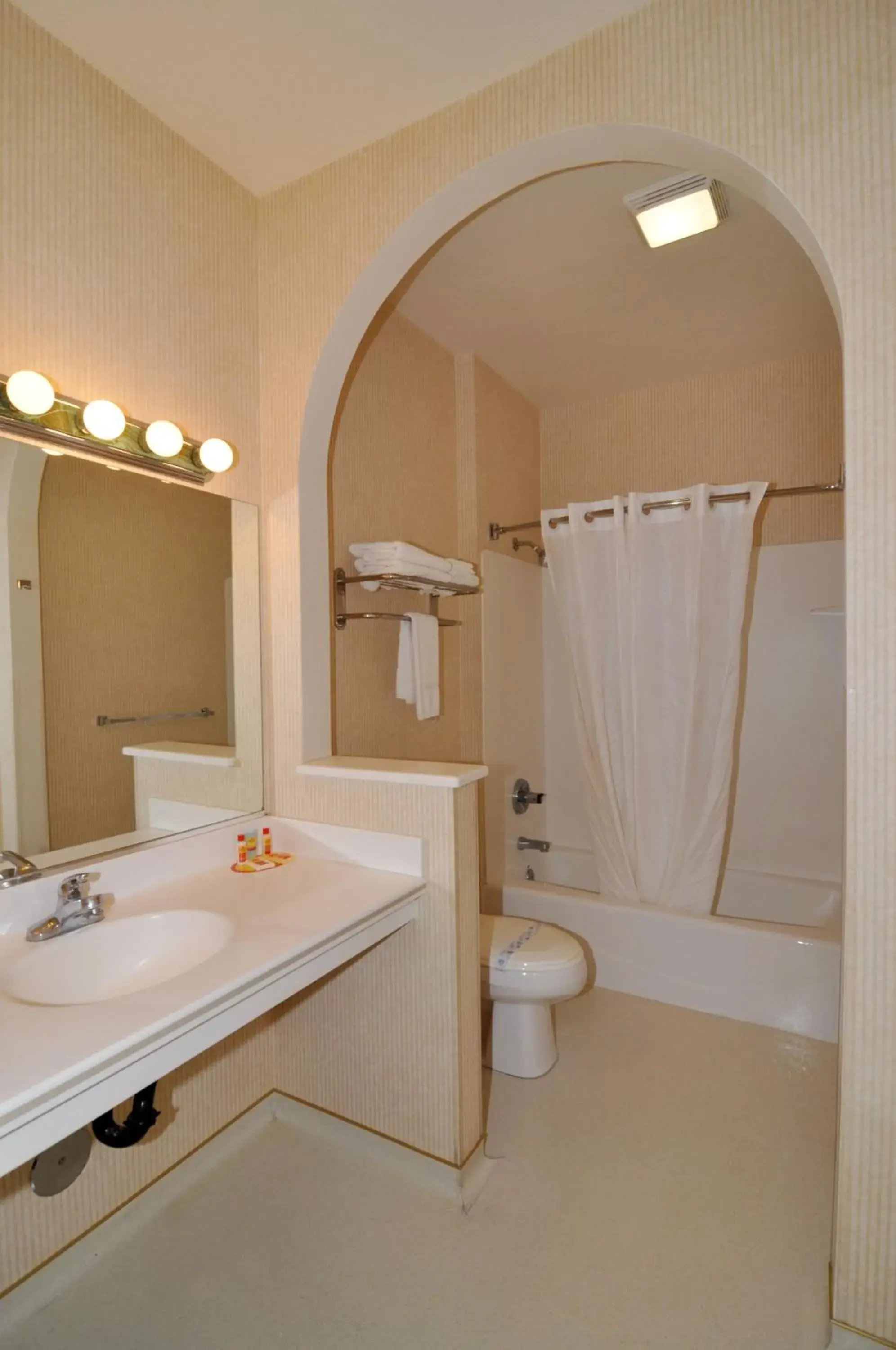 Bathroom in Marinwood Inn & Suites