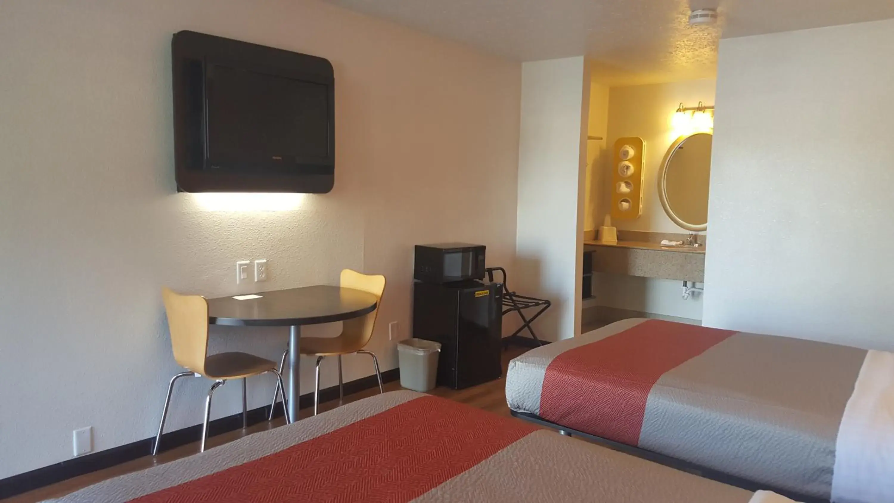 Photo of the whole room, Room Photo in Motel 6-Columbus, OH - OSU