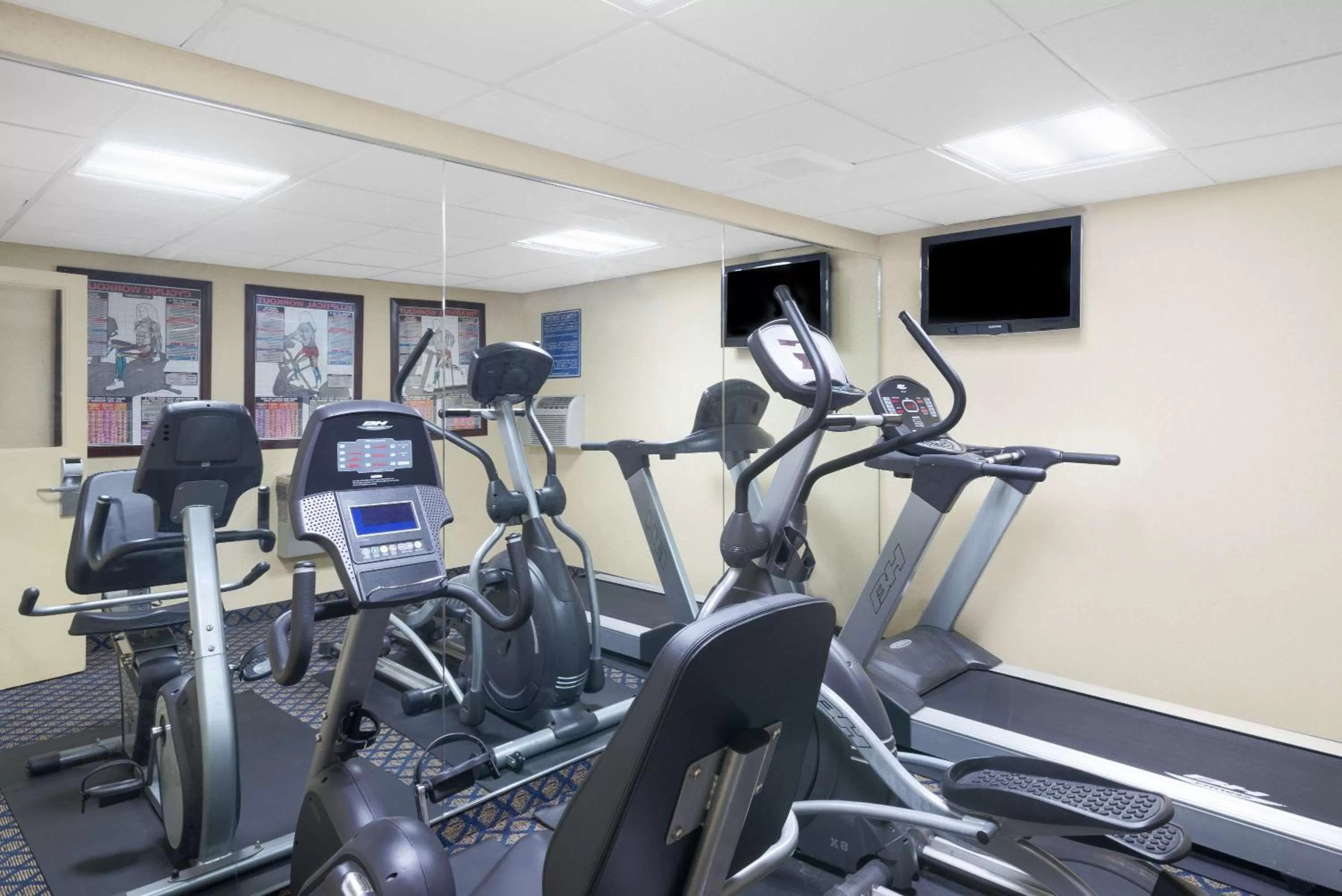 Fitness centre/facilities in Days Inn by Wyndham Geneva/Finger Lakes