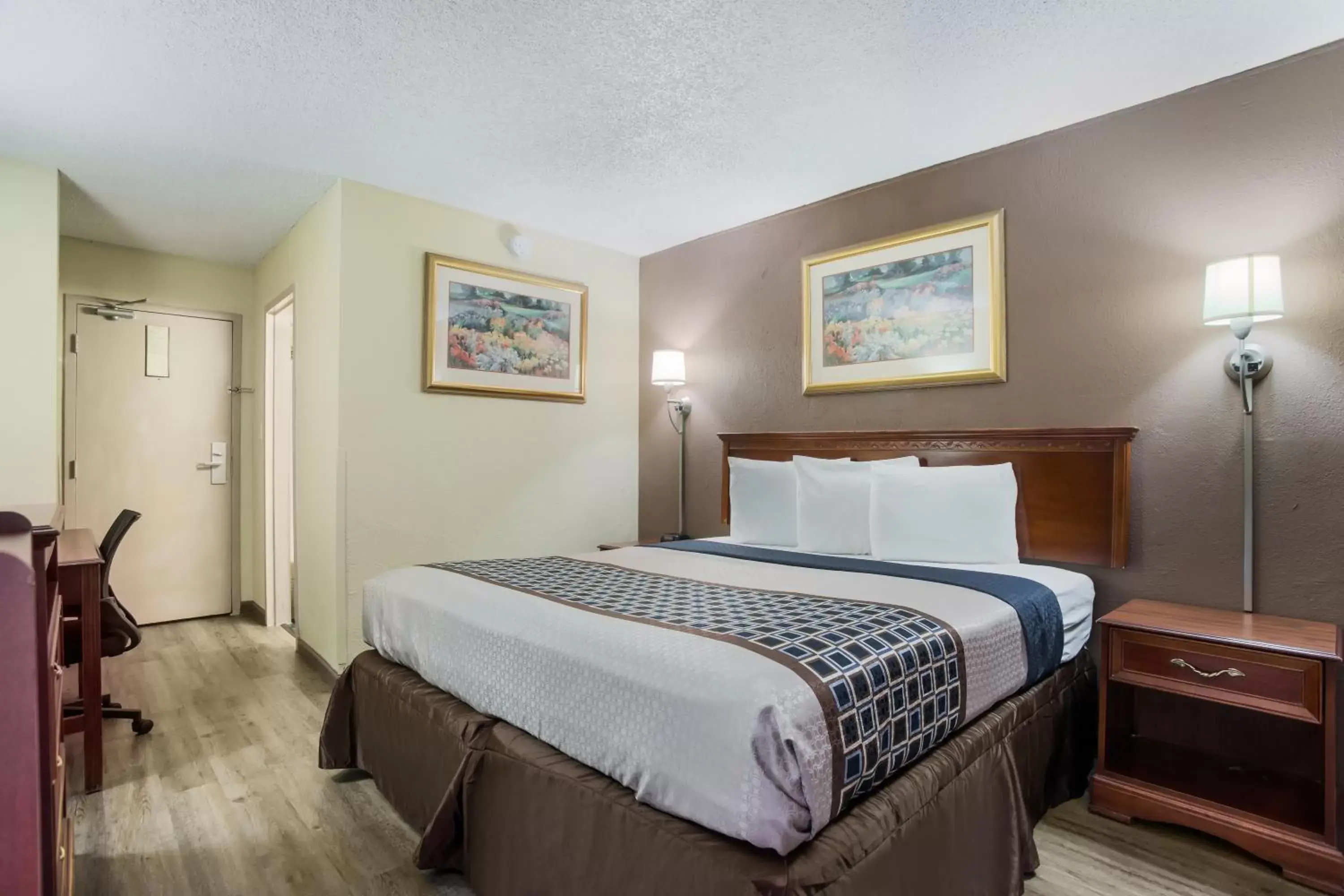 Bed in Americas Best Value Inn Tulsa I-44