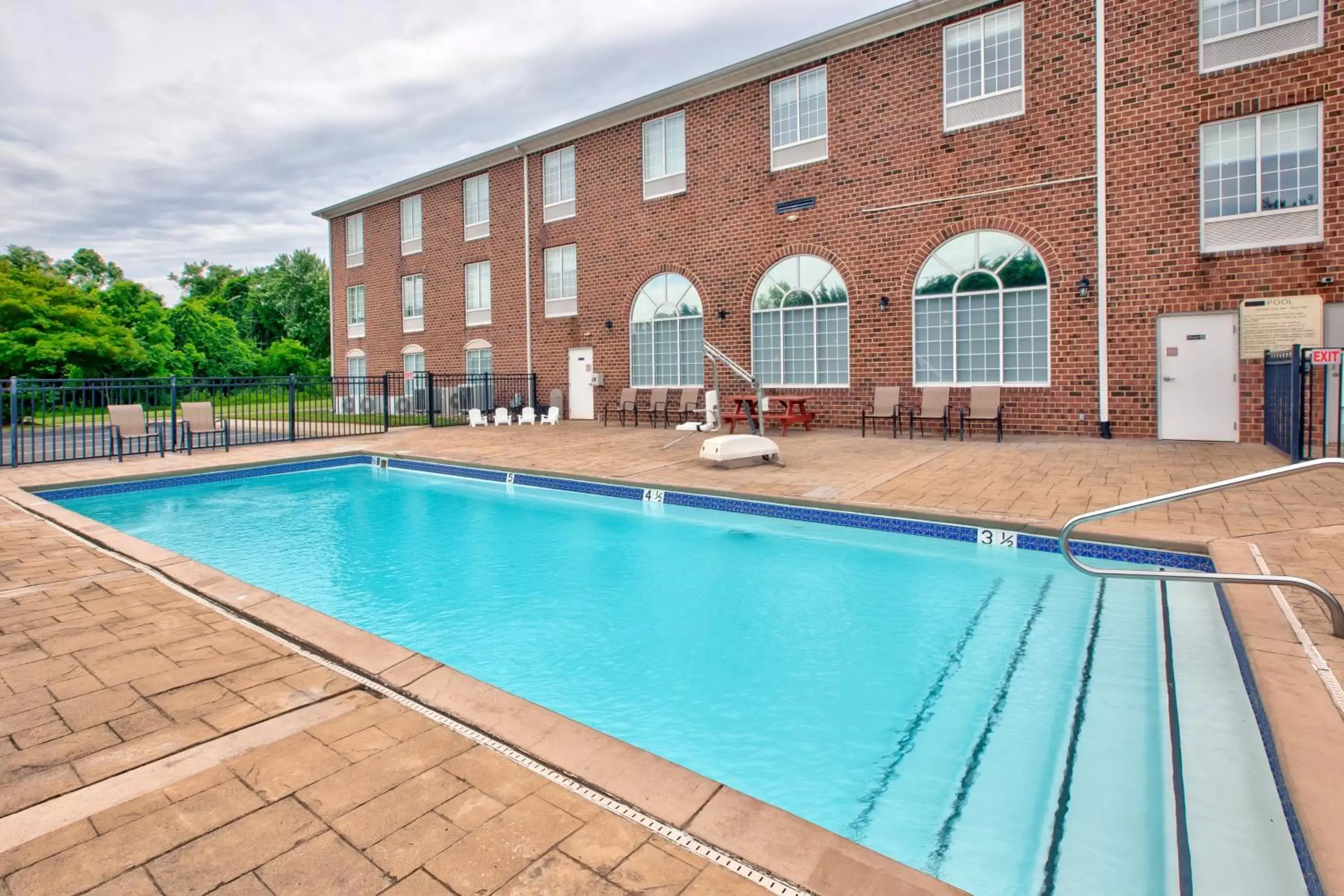 Swimming pool, Property Building in Holiday Inn Express Hotel & Suites Warrenton, an IHG Hotel