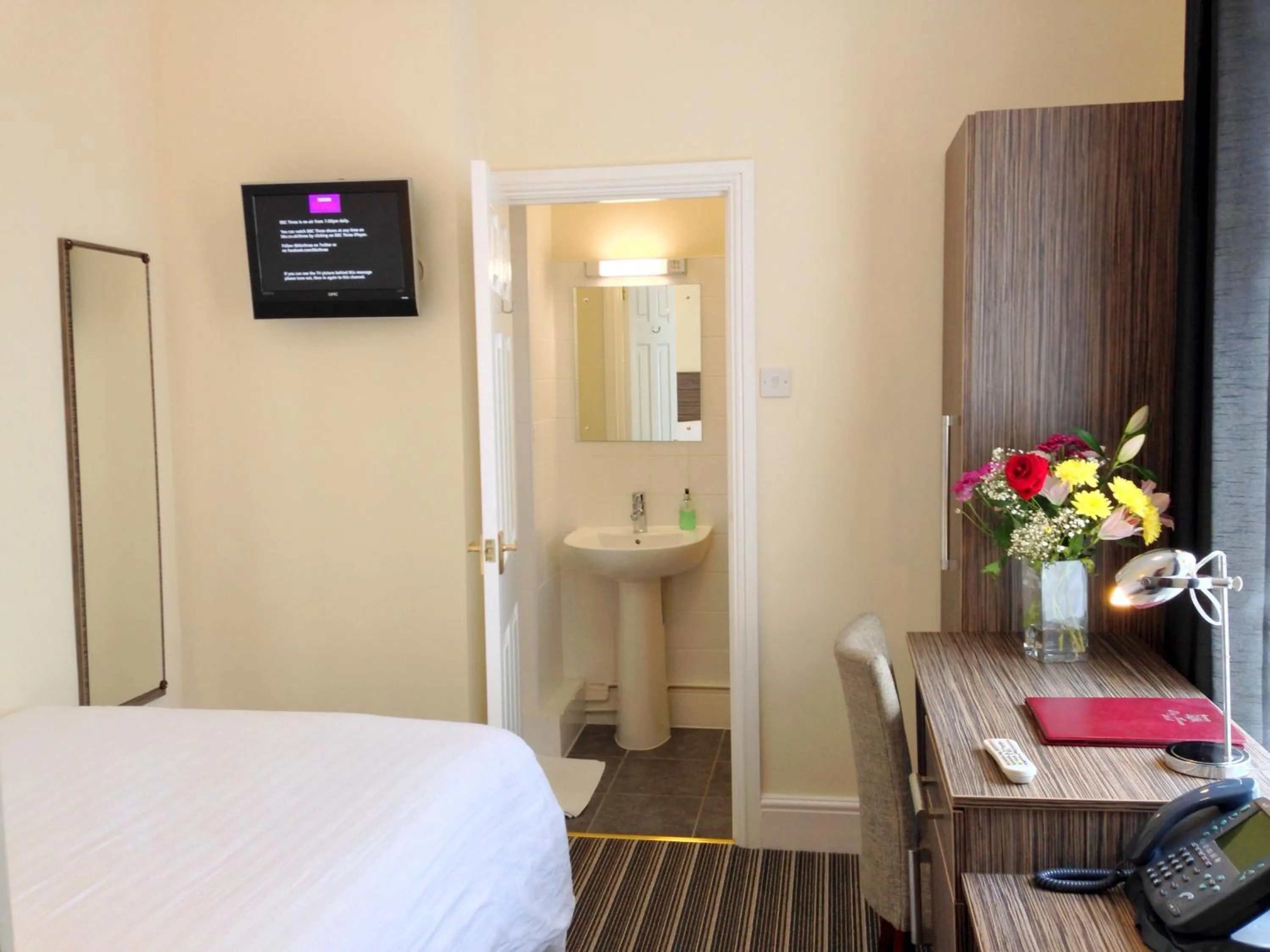 Bedroom, Bed in Ely House Hotel