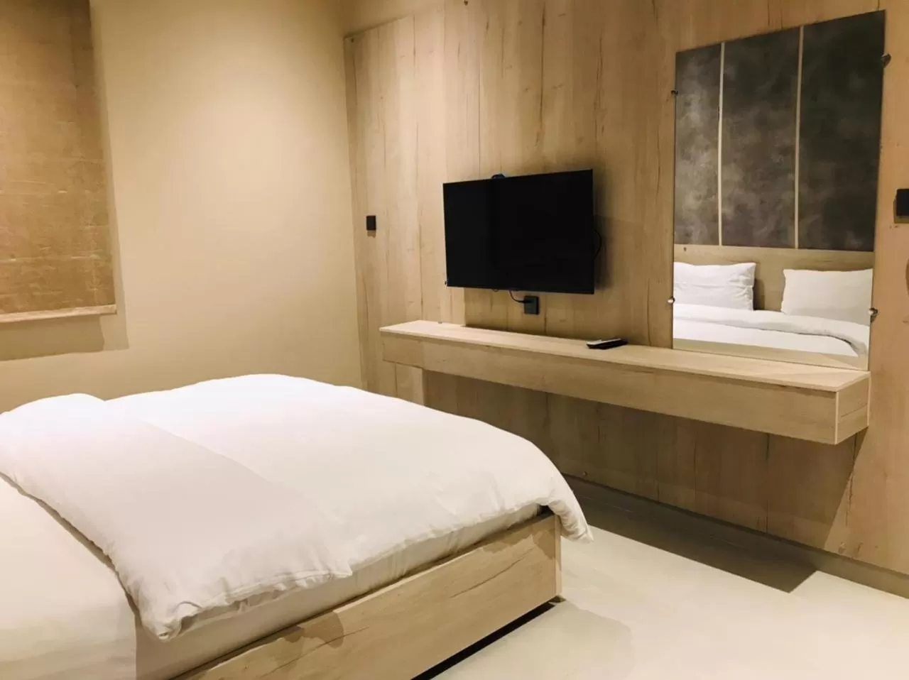 Communal lounge/ TV room, Bed in Hamsun Shahrah-e-Faisal