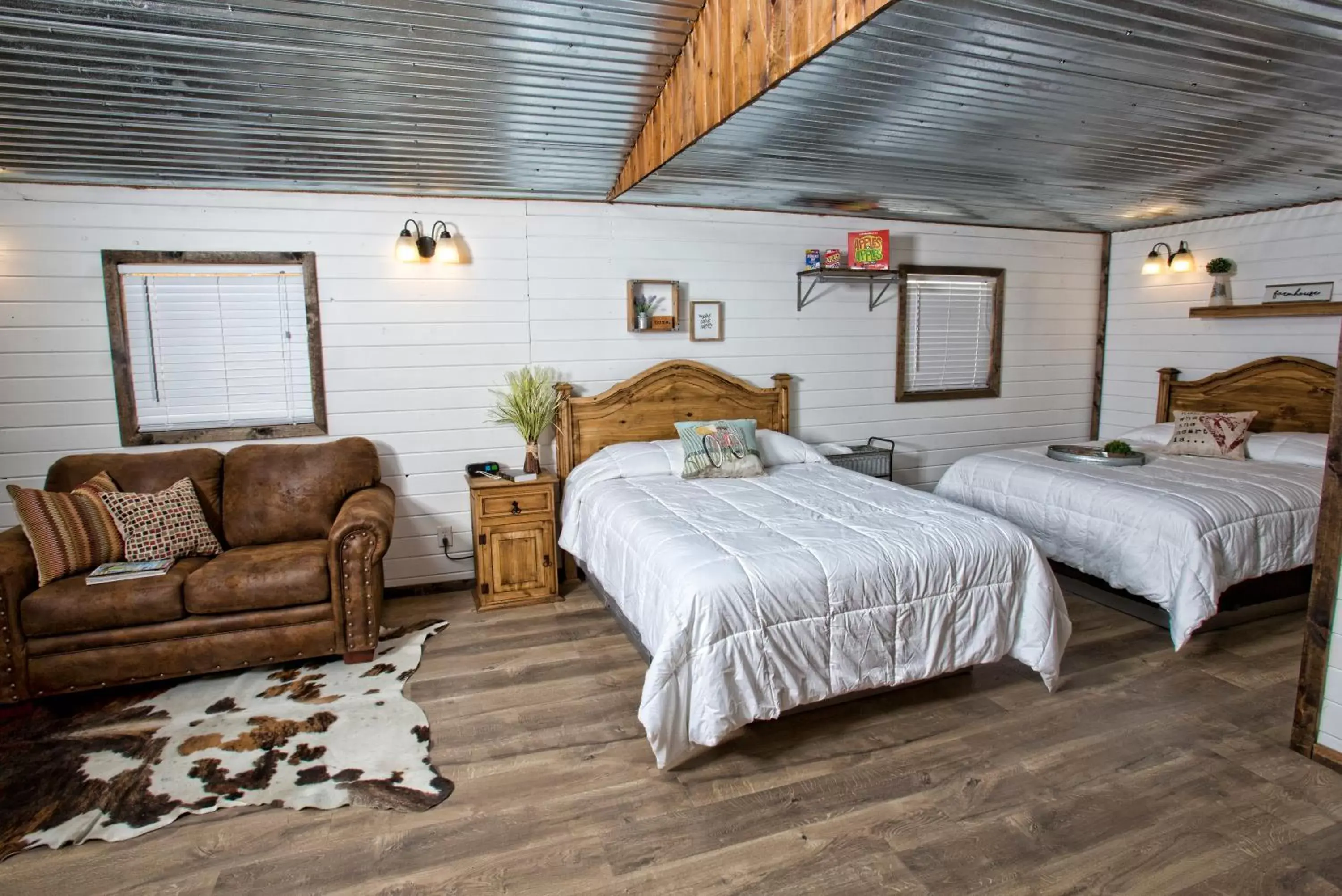 Photo of the whole room, Bed in Stateline Cabin