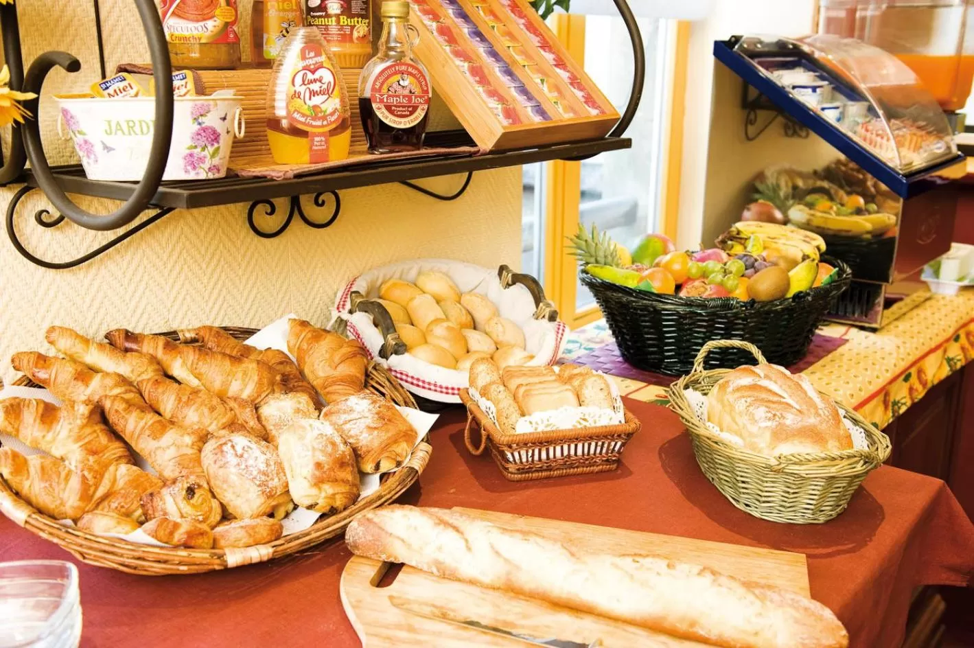 Food and drinks in Logis-Hôtel des Oliviers