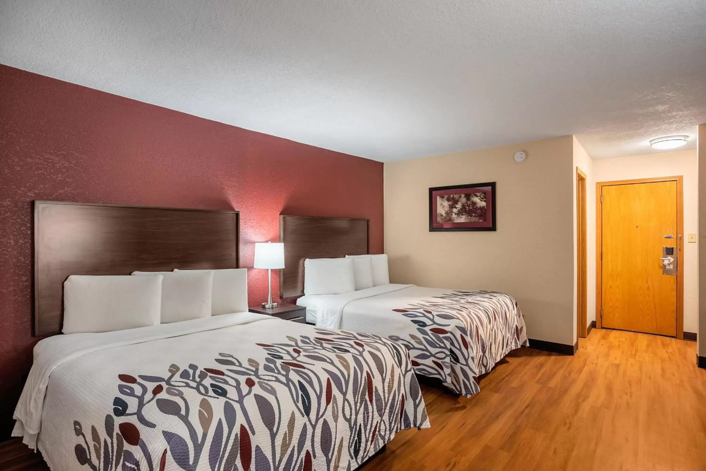 Photo of the whole room, Bed in Red Roof Inn Des Moines