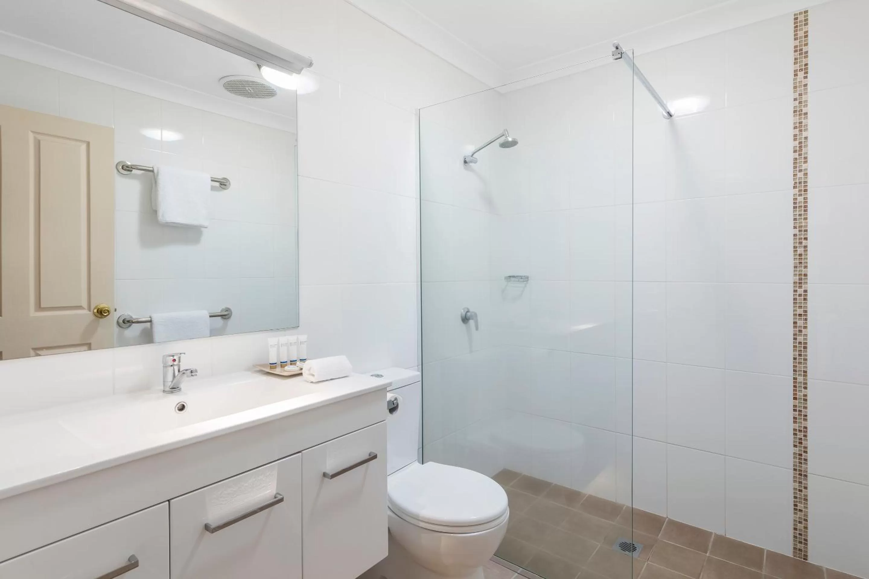 Shower in Best Western Ambassador Motor Inn & Apartments