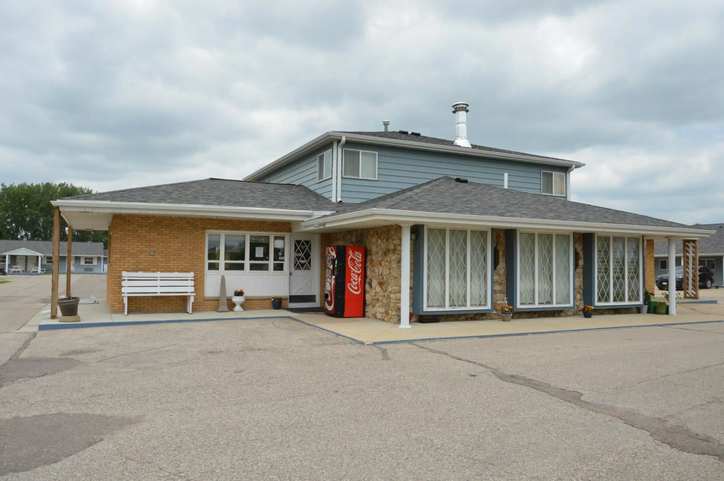 Property building in Americas Best Value Inn Suburban Property building in Americas Best Value Inn Suburban