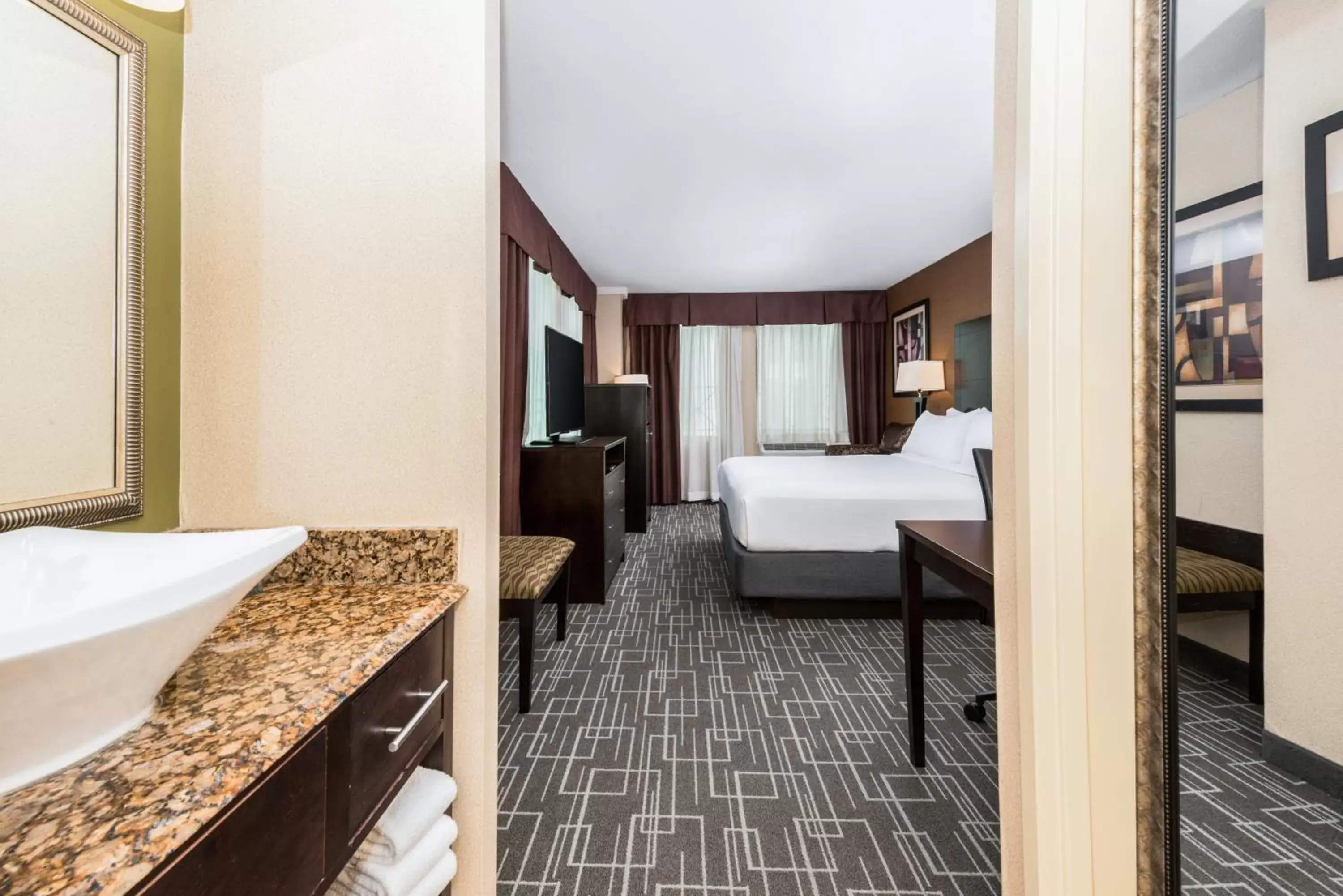 Photo of the whole room, Room Photo in Holiday Inn Charlotte Center City, an IHG Hotel