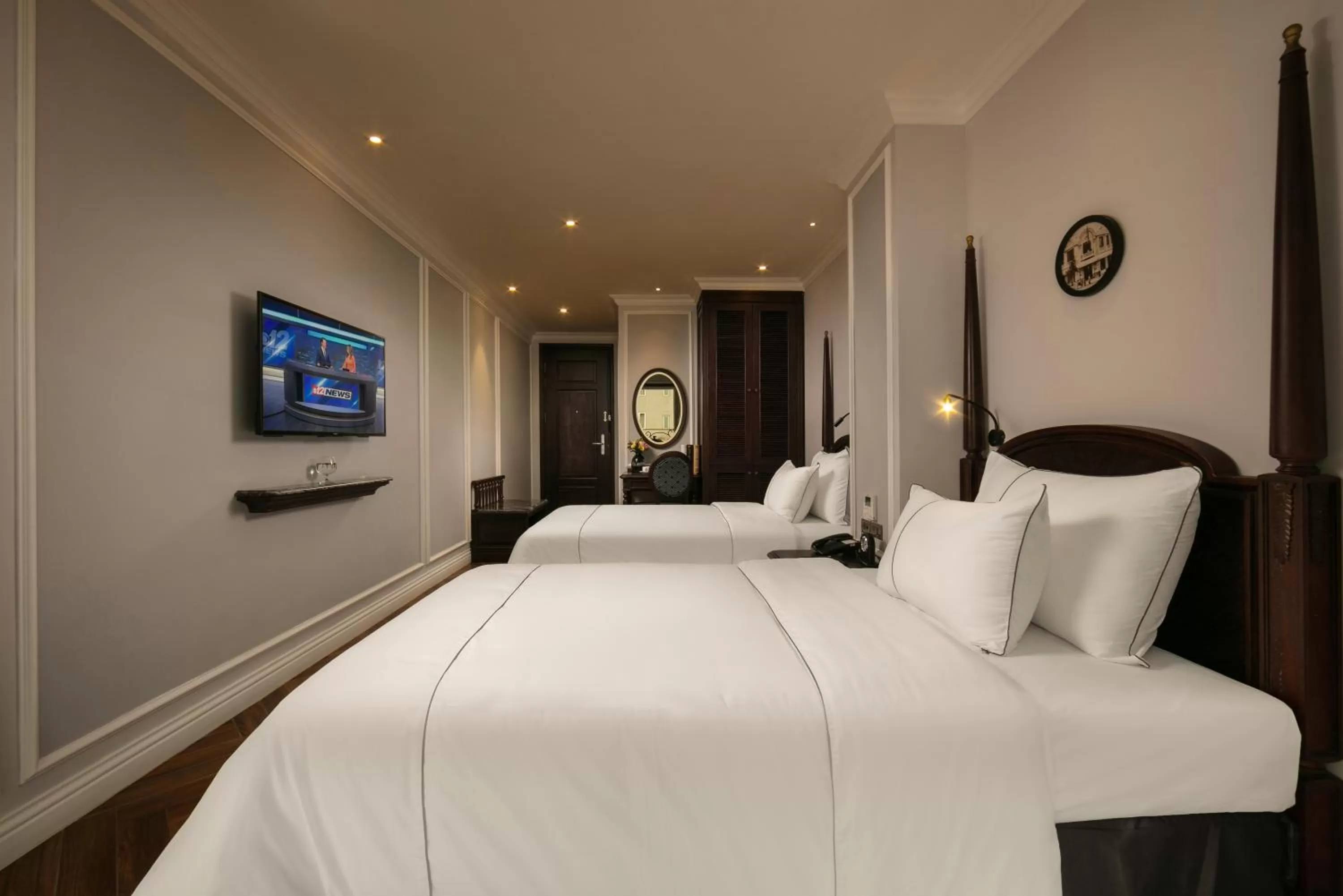 Photo of the whole room, Bed in Canary Hotel