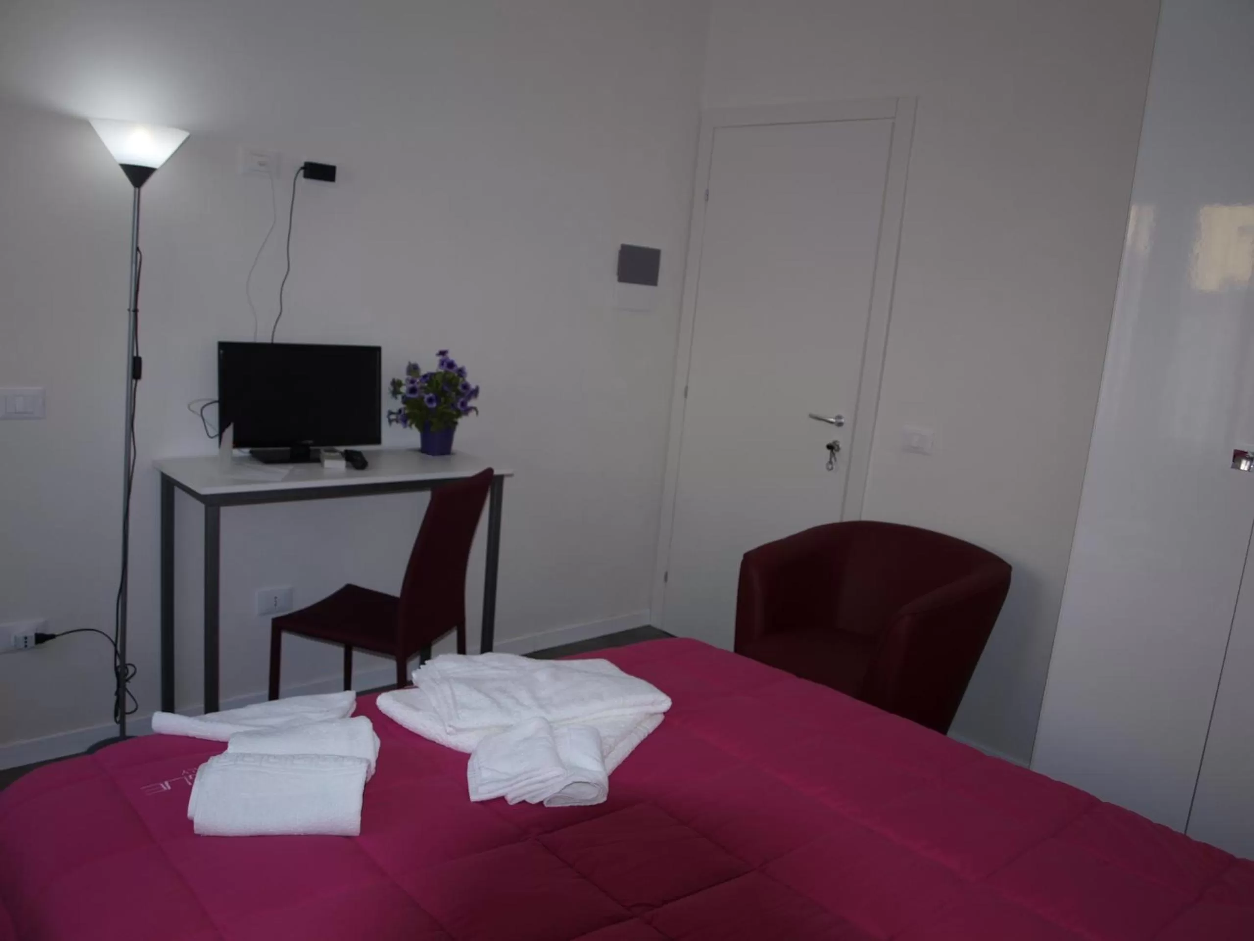 Photo of the whole room, Bed in Dafne Marsala Centro