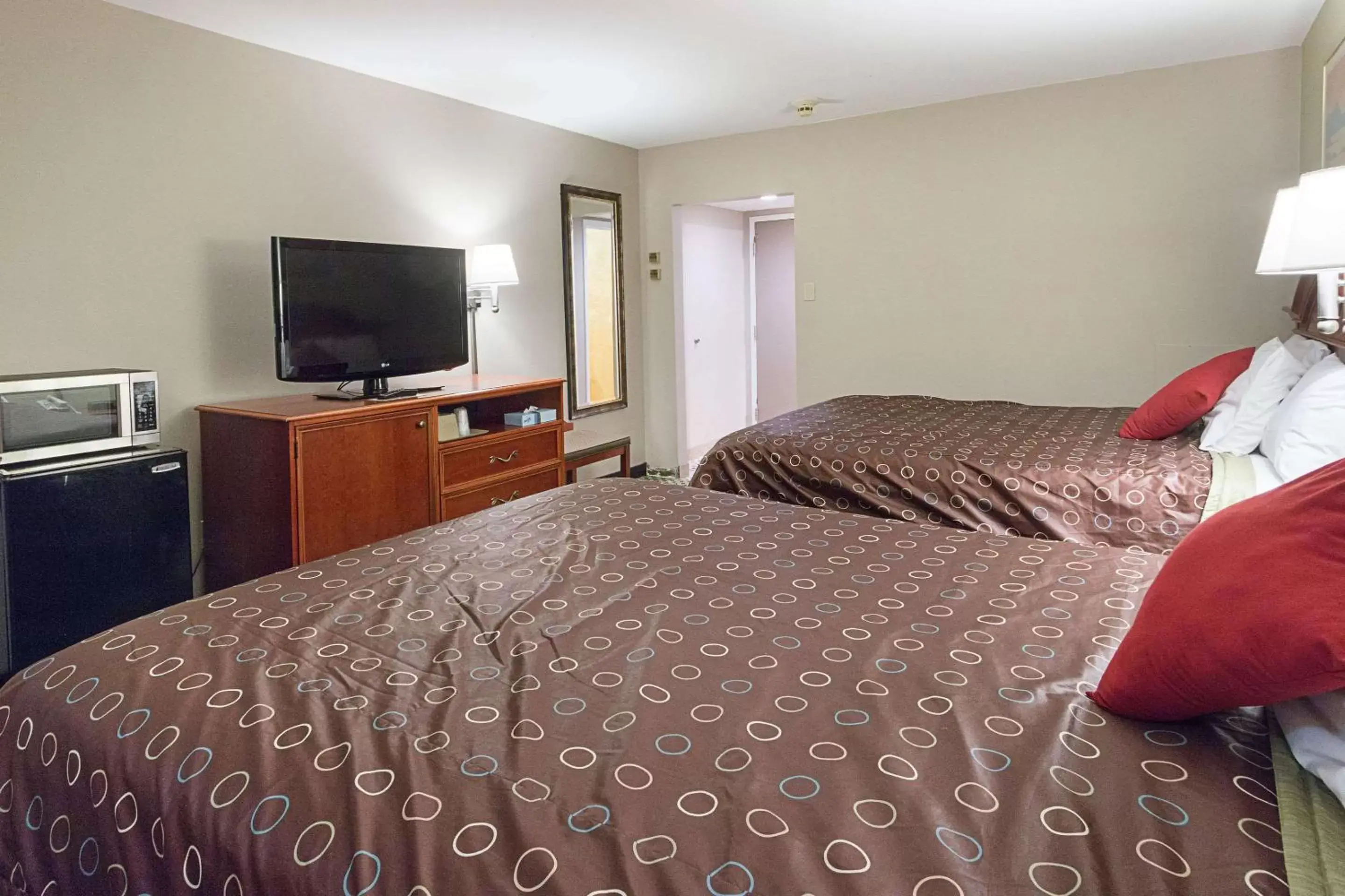 Photo of the whole room, Bed in Rodeway Inn Milford - I-84