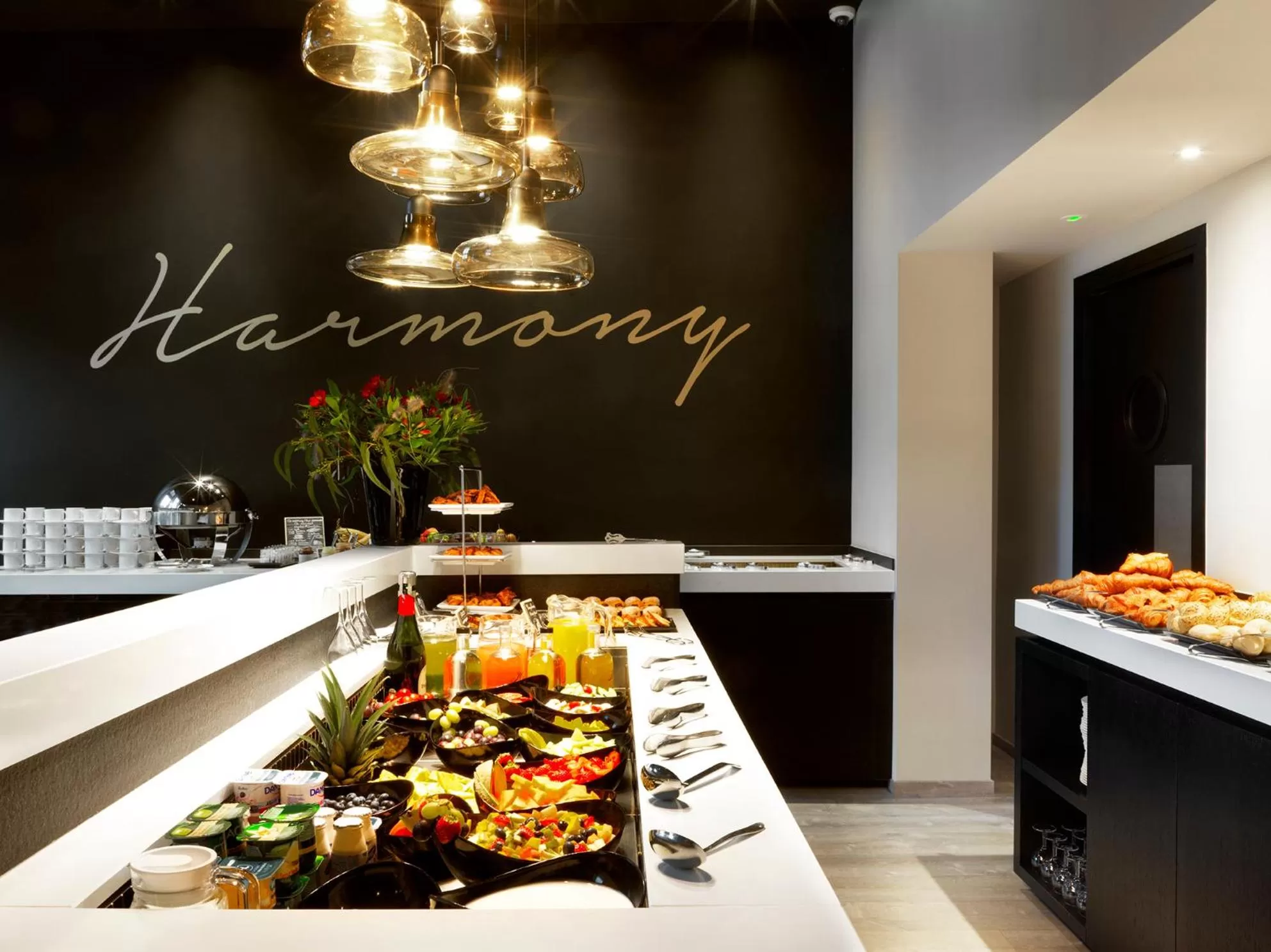 Restaurant/places to eat in Hotel Harmony