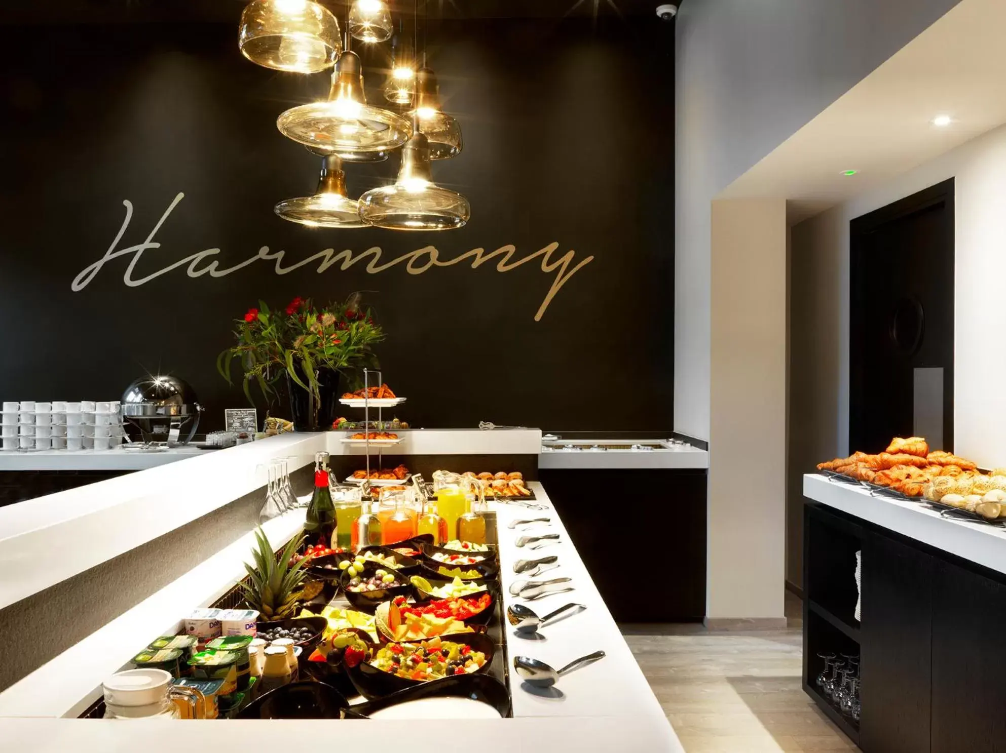 Restaurant/places to eat, Food in Hotel Harmony